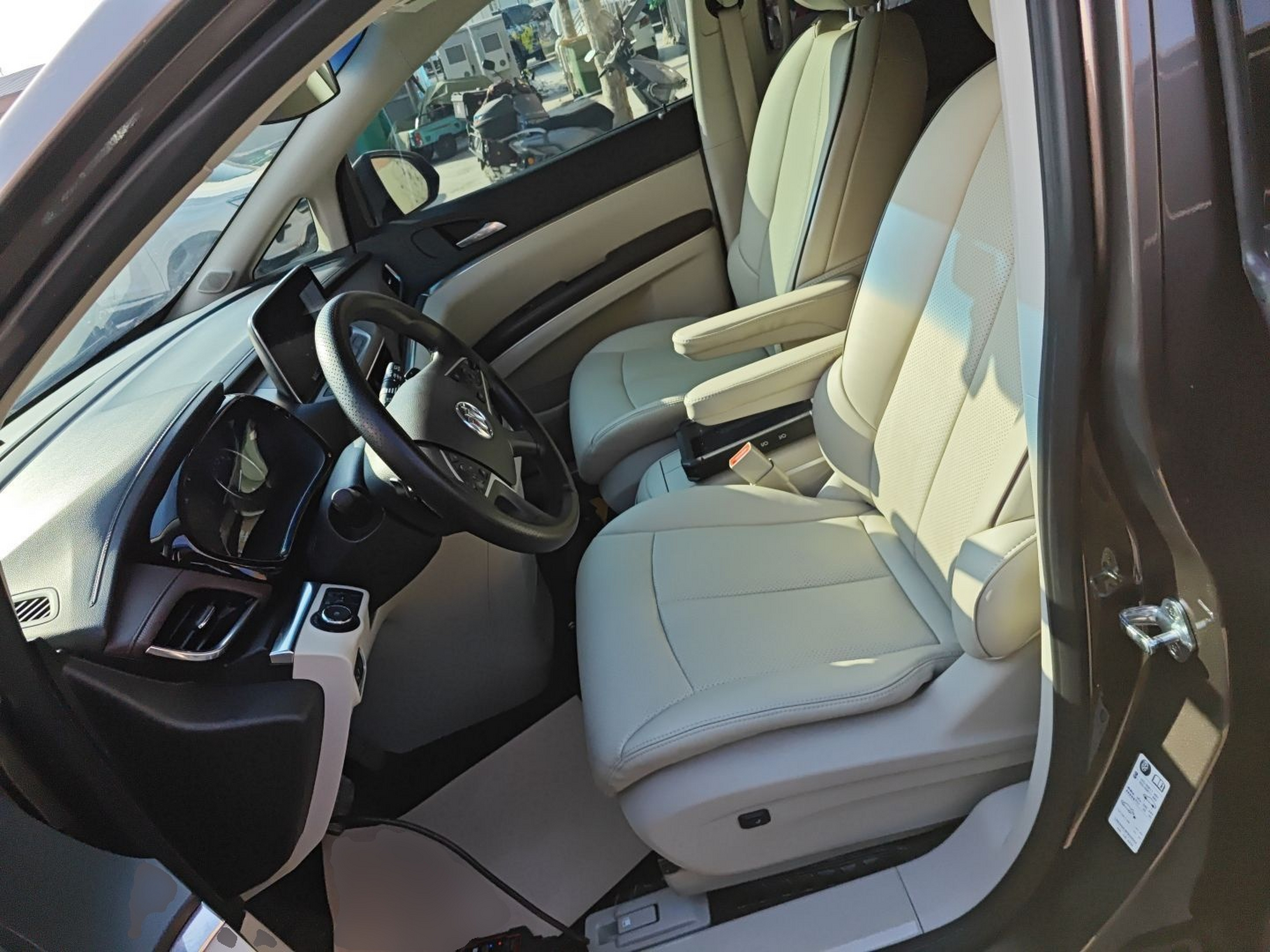 Переднее сиденье в автомобиле