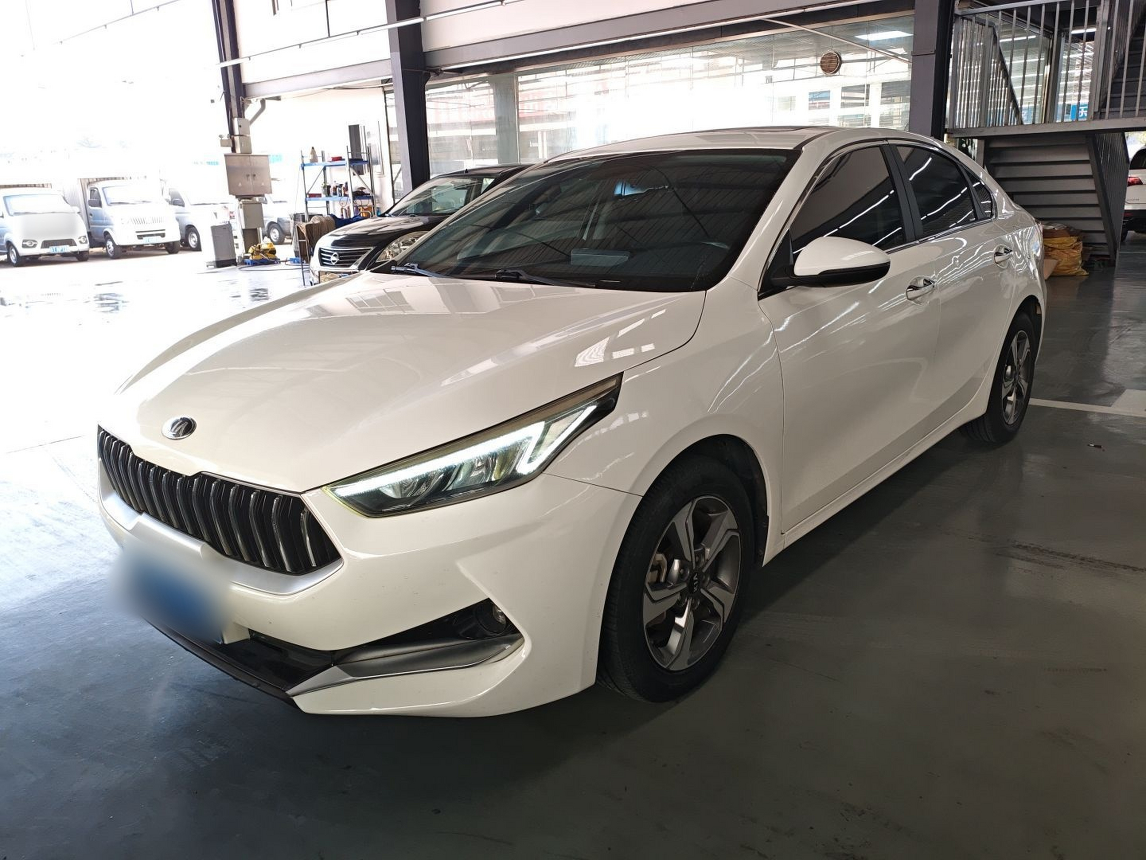 Под передней частью автомобиля