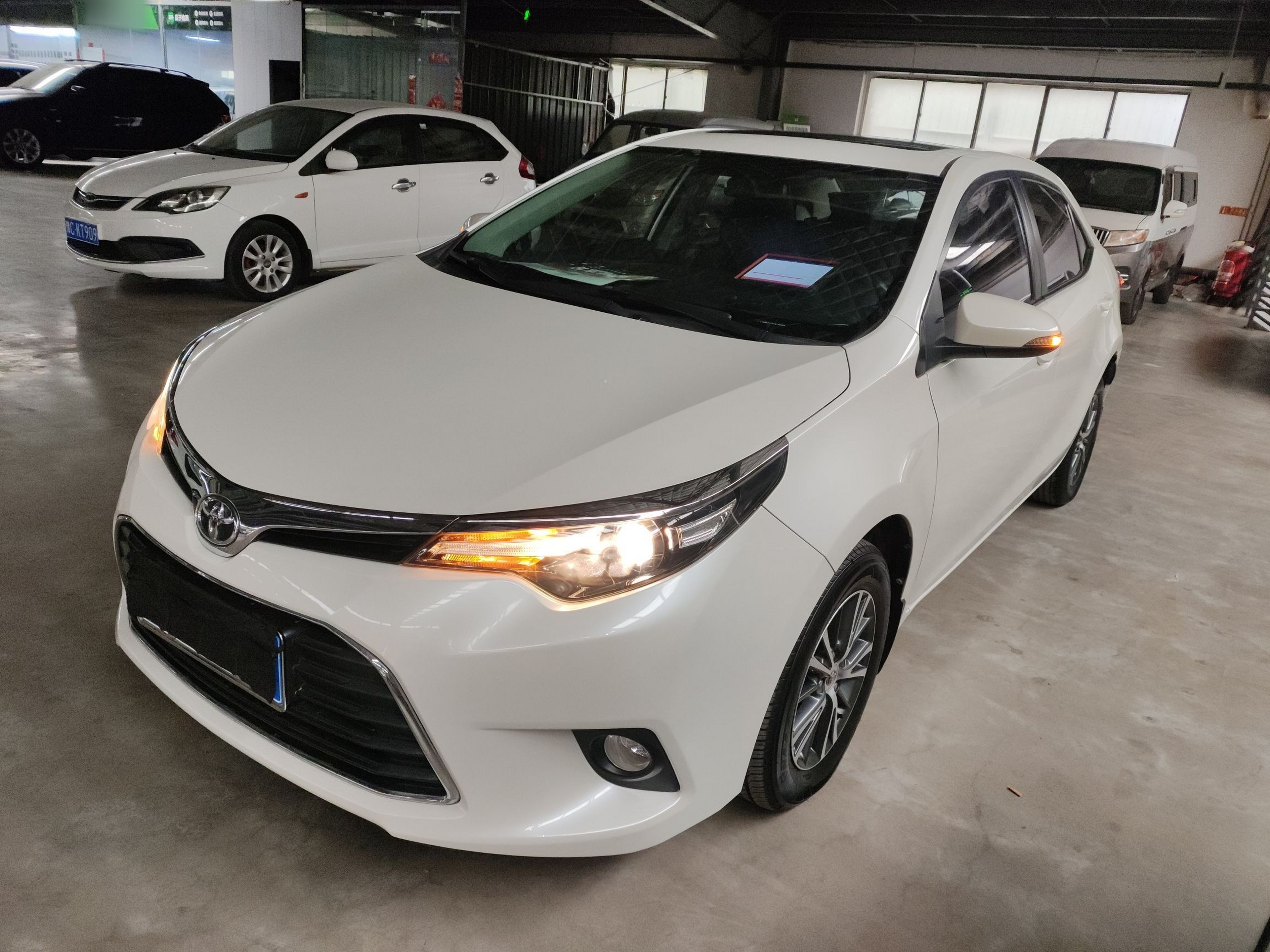 Под передней частью автомобиля