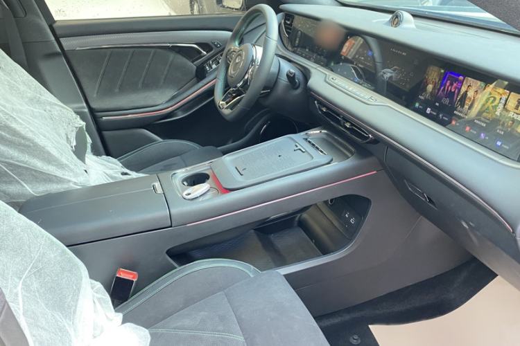 Used VOYAH FREE 2025 318 259 km All-Wheel-Drive Exploration Edition
