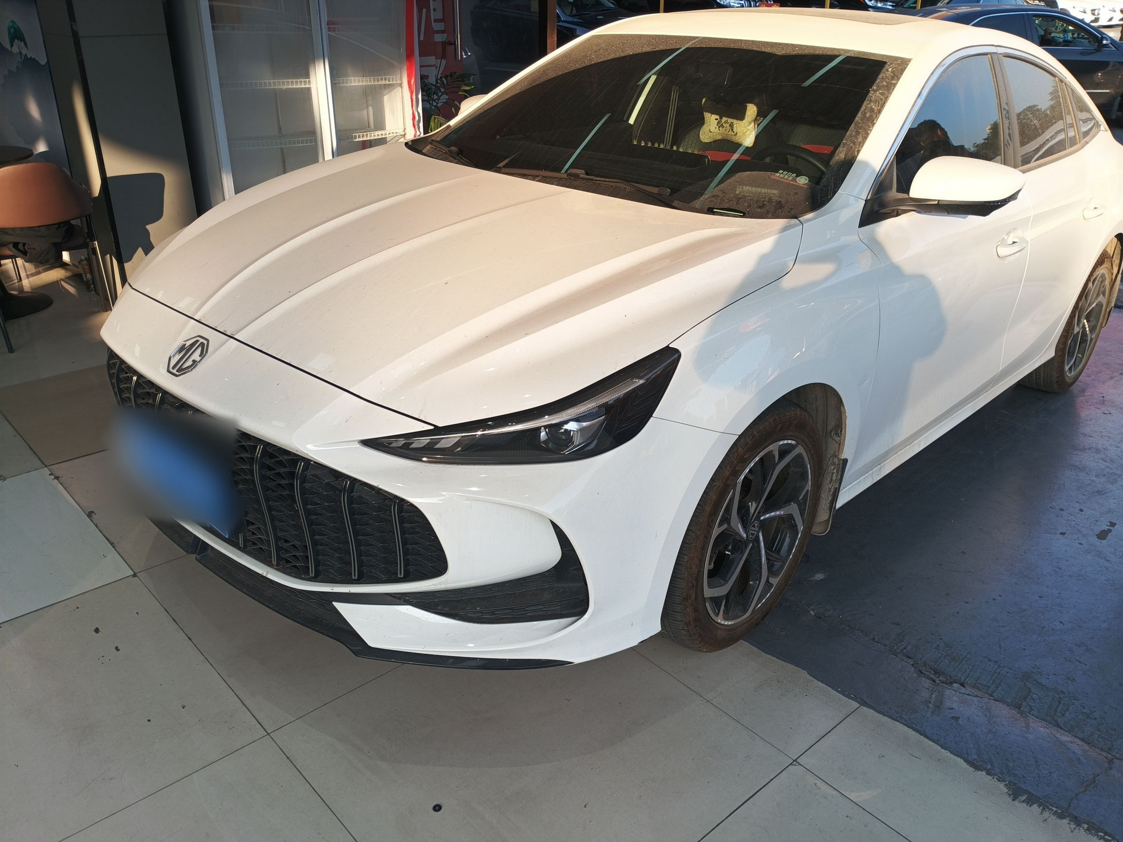 Под передней частью автомобиля