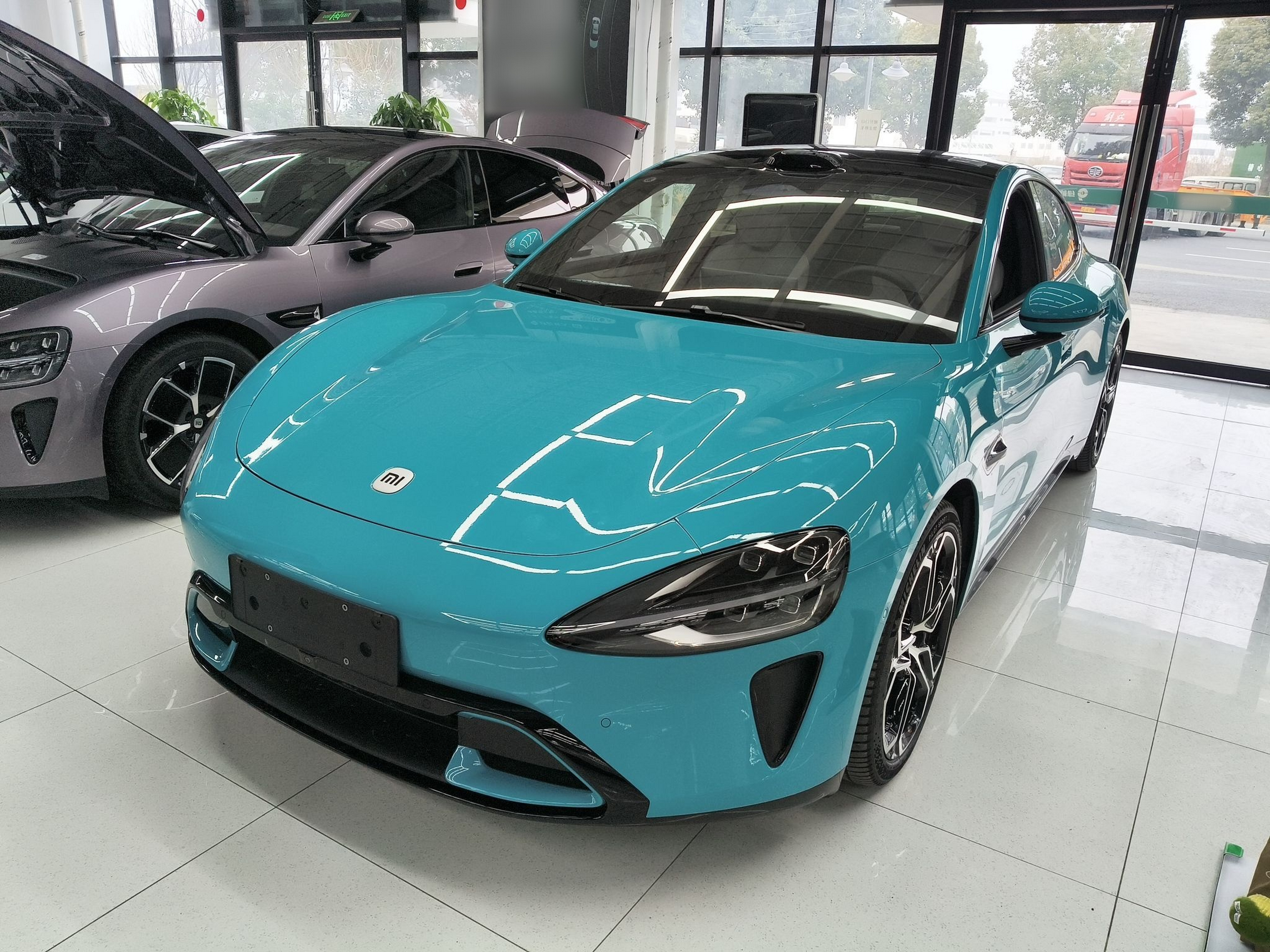 Под передней частью автомобиля