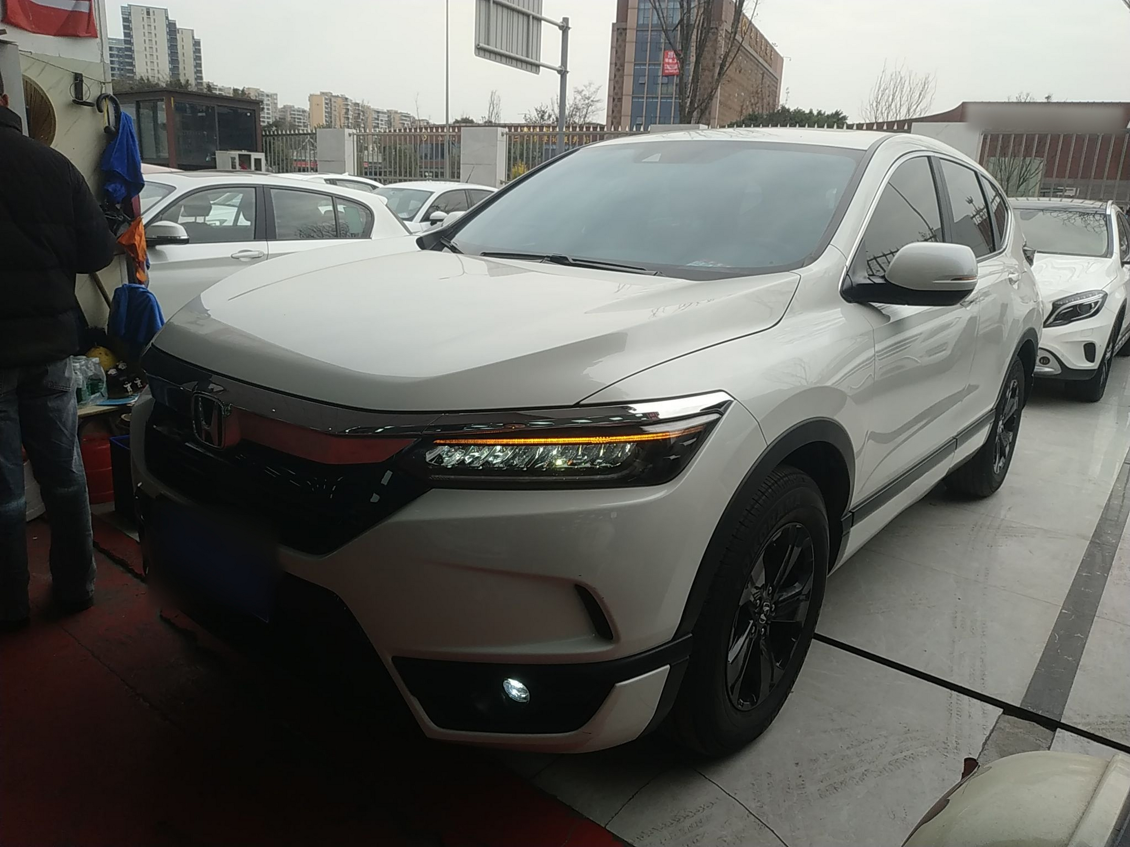 Под передней частью автомобиля