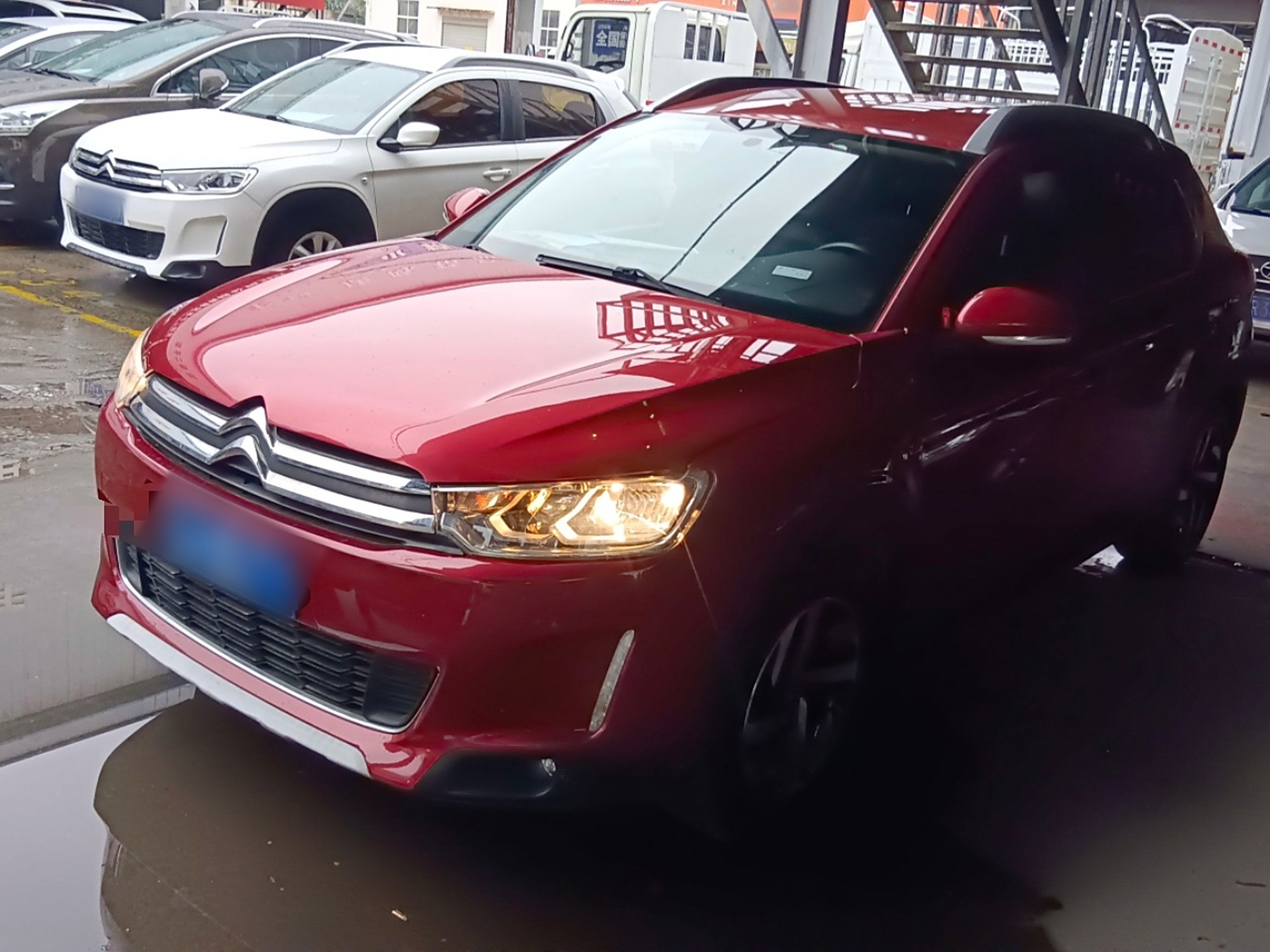 تحت مقدمة السيارة