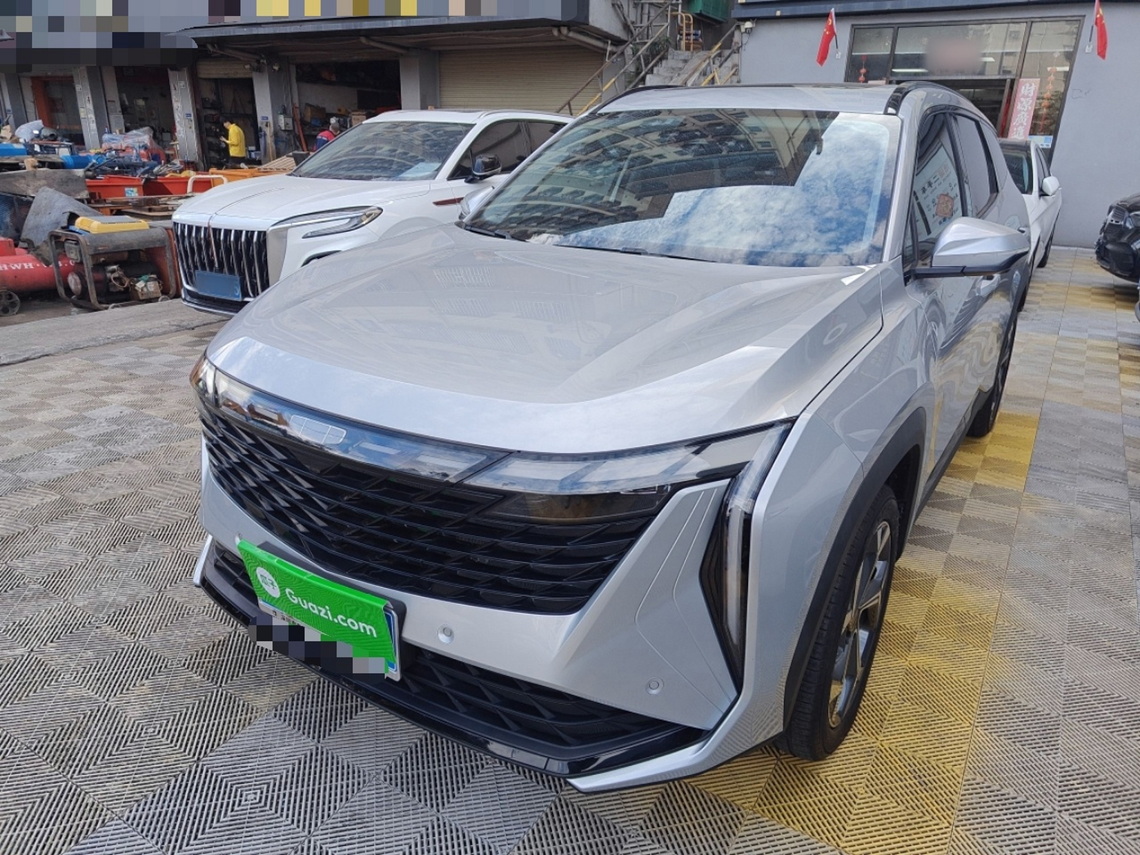 تحت مقدمة السيارة