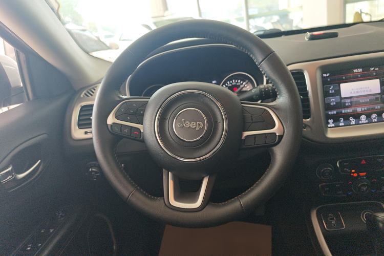 Used  Compass 2017 200T Automatic Family Edition
