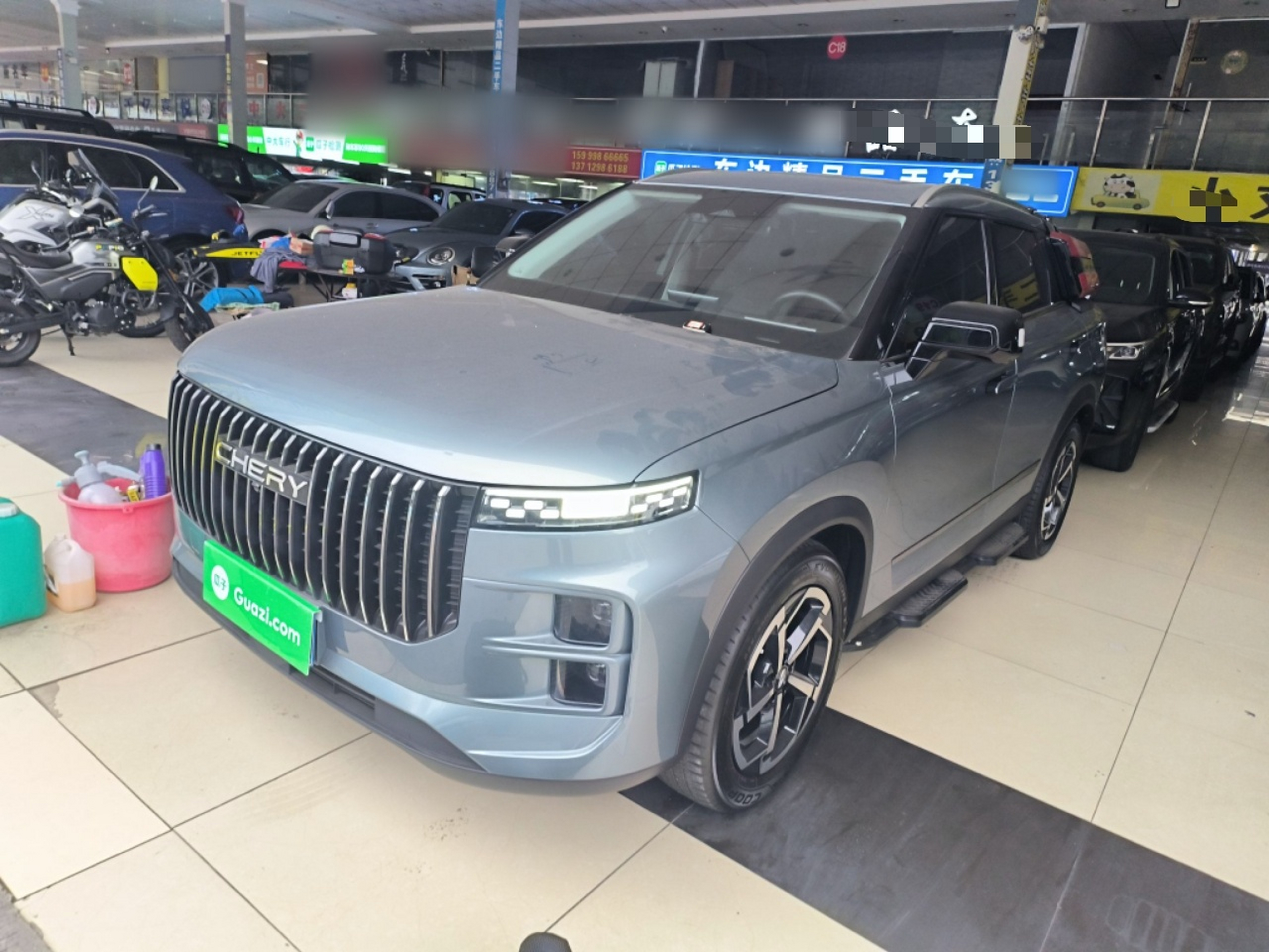 Под передней частью автомобиля