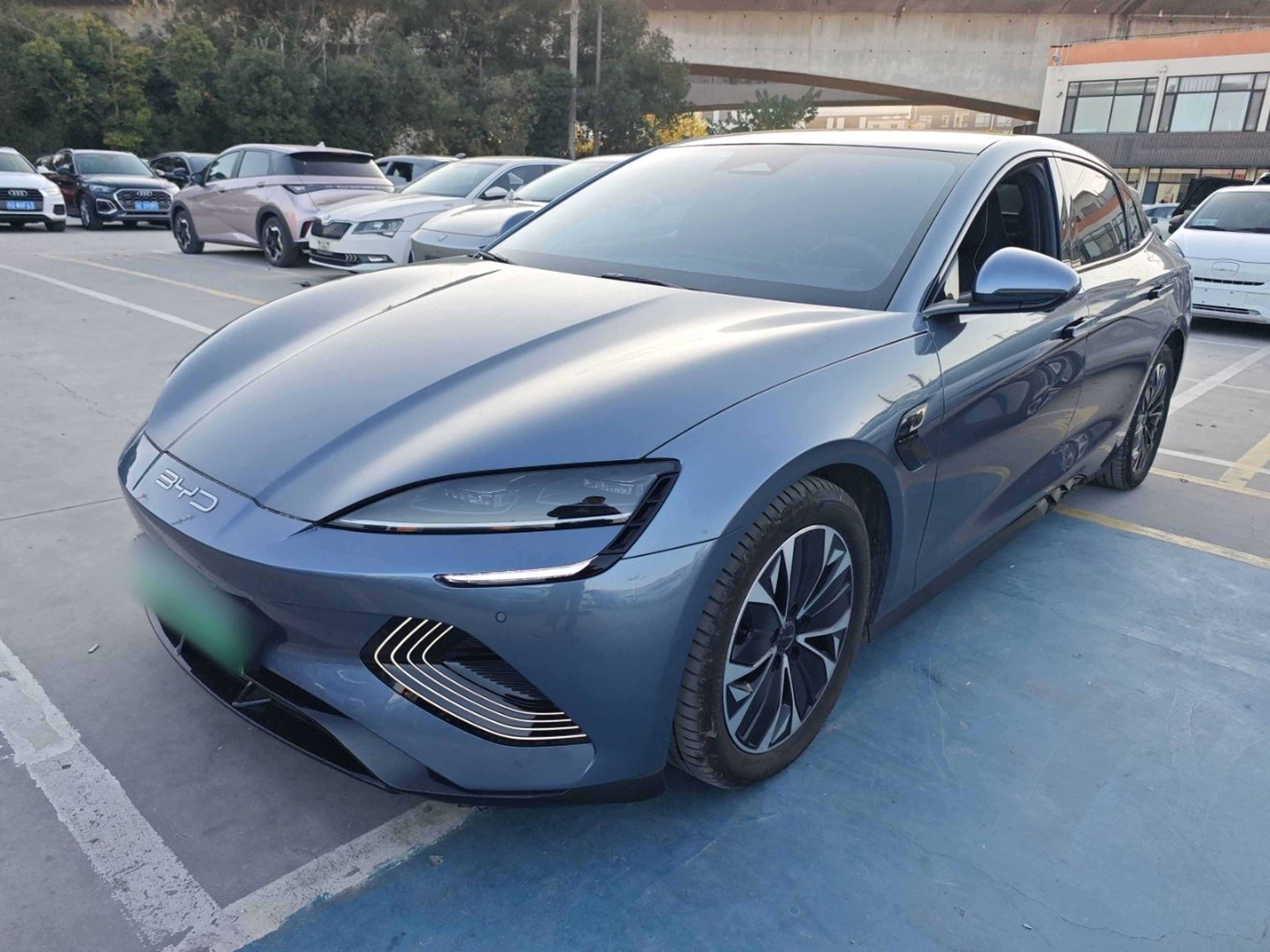 تحت مقدمة السيارة