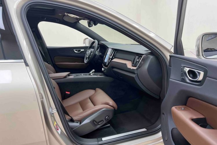 Used Volvo XC60 2023 B5 4x4 Smart Luxury Edition