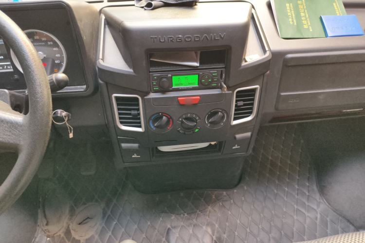 Used Iveco Daily 2021 2.5T A35 M1 Passenger Van 5-9 Seater Short Wheelbase Mid-Roof Design Dual Tires Side Sliding Door
