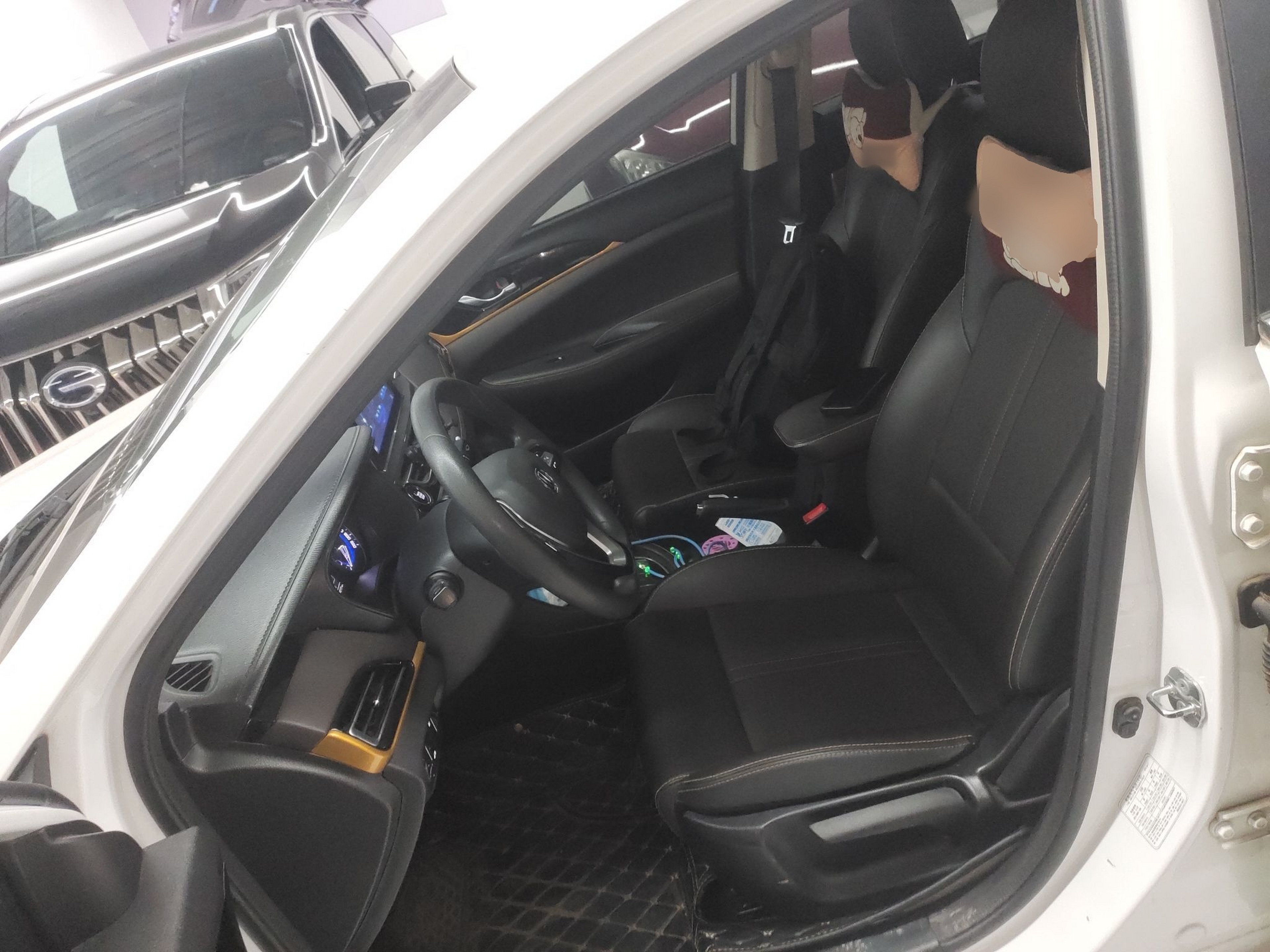 Переднее сиденье в автомобиле