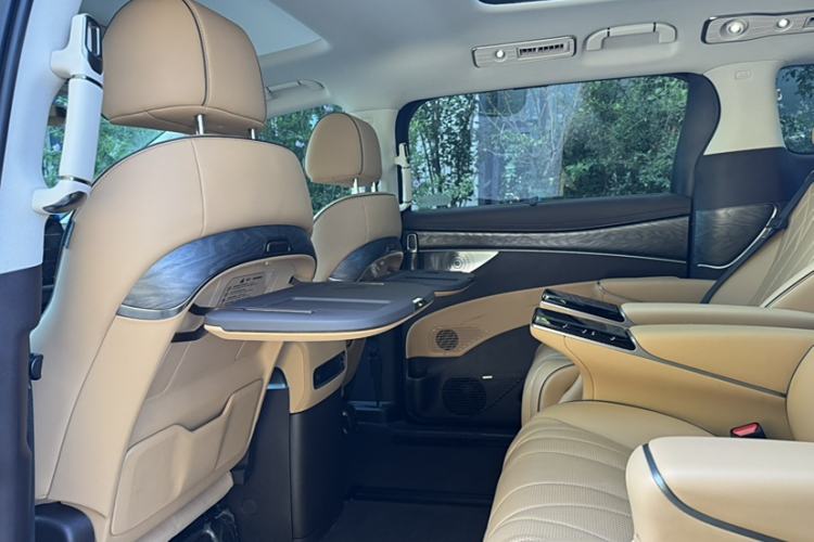 Used Denza D9 2024 DM-i 1050 Luxury Model
