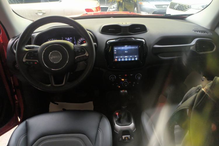 Used  Renegade 2019 220T Automatic Elite Edition
