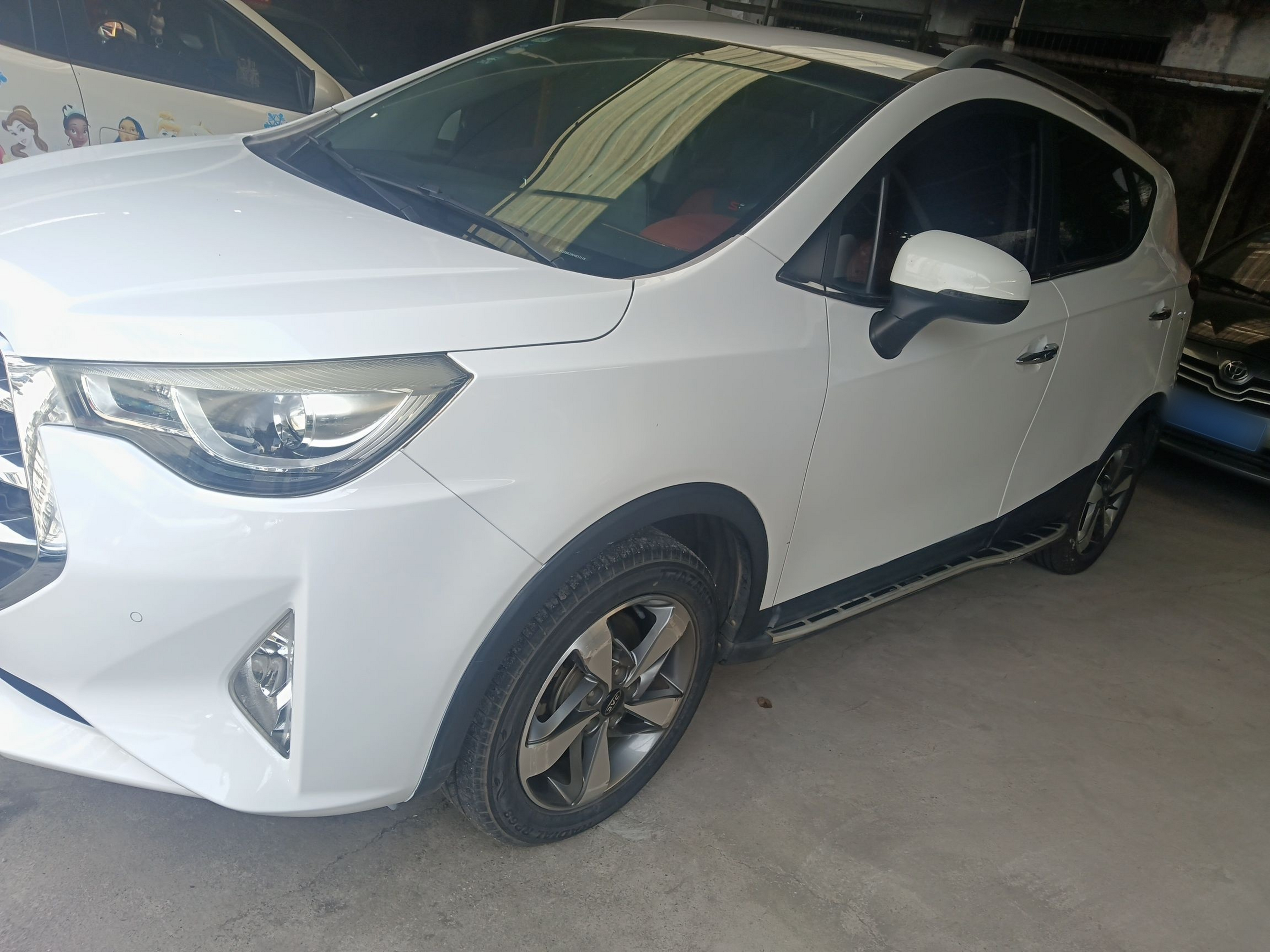 Под передней частью автомобиля