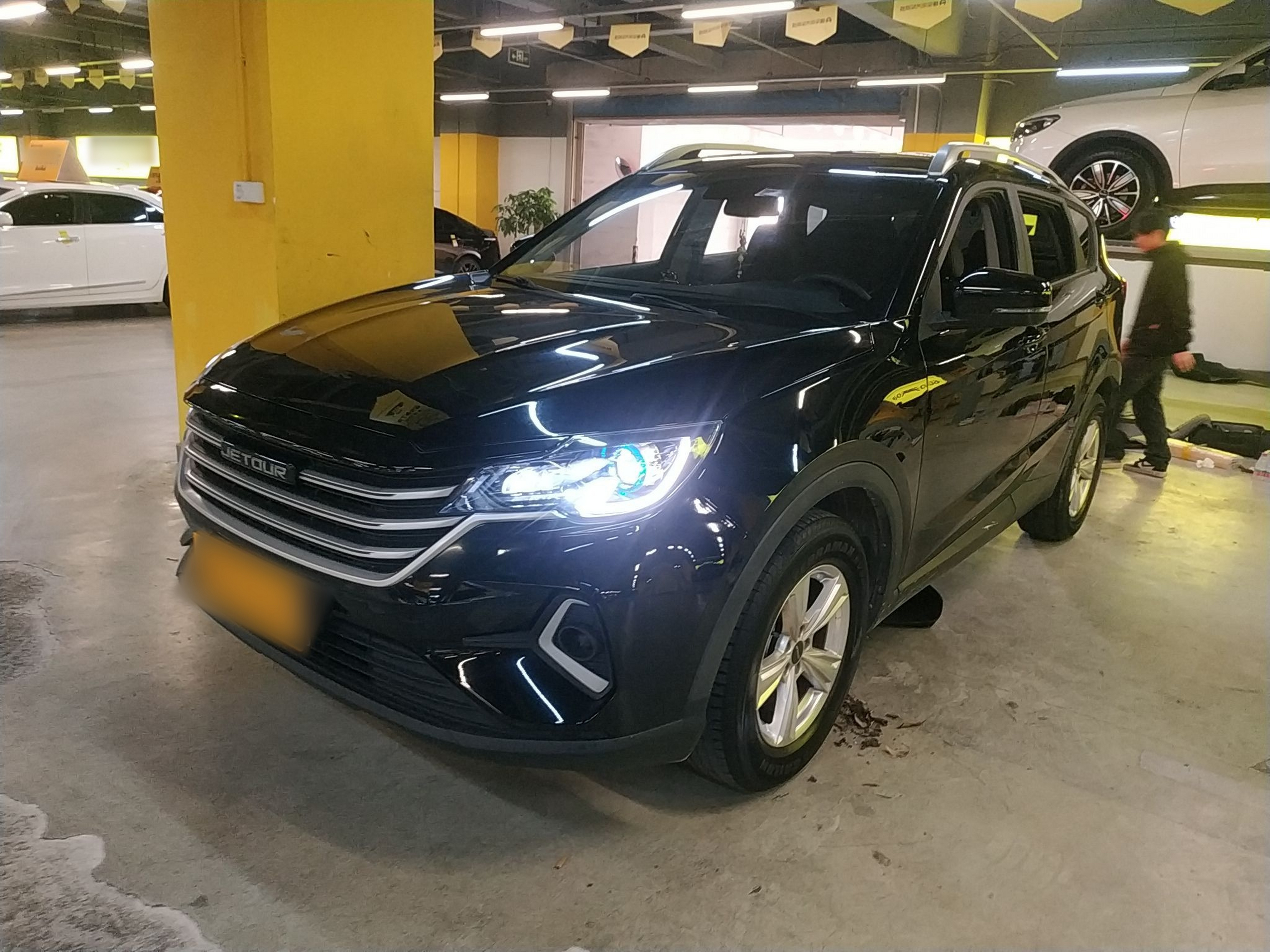 Под передней частью автомобиля