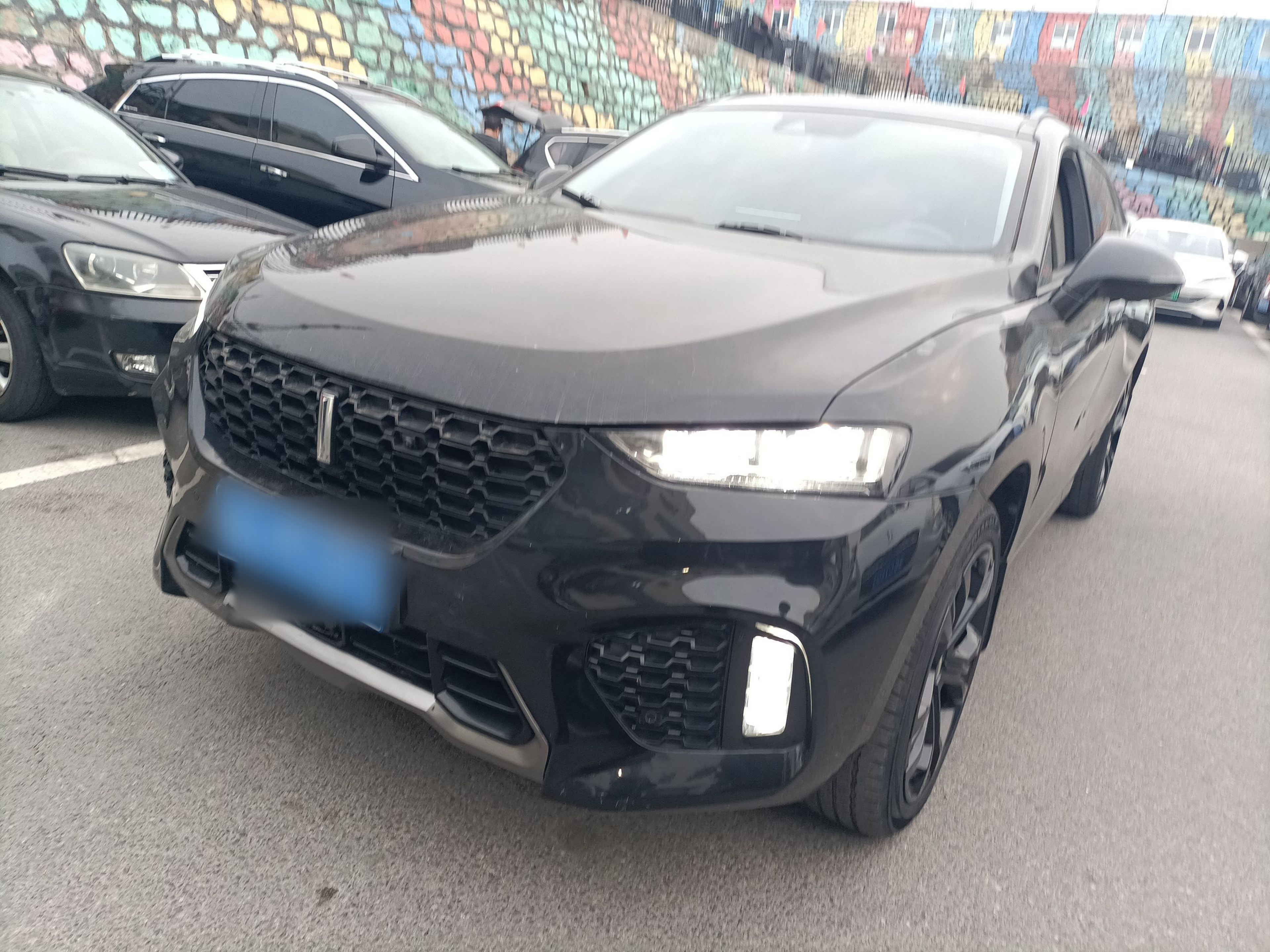 Под передней частью автомобиля