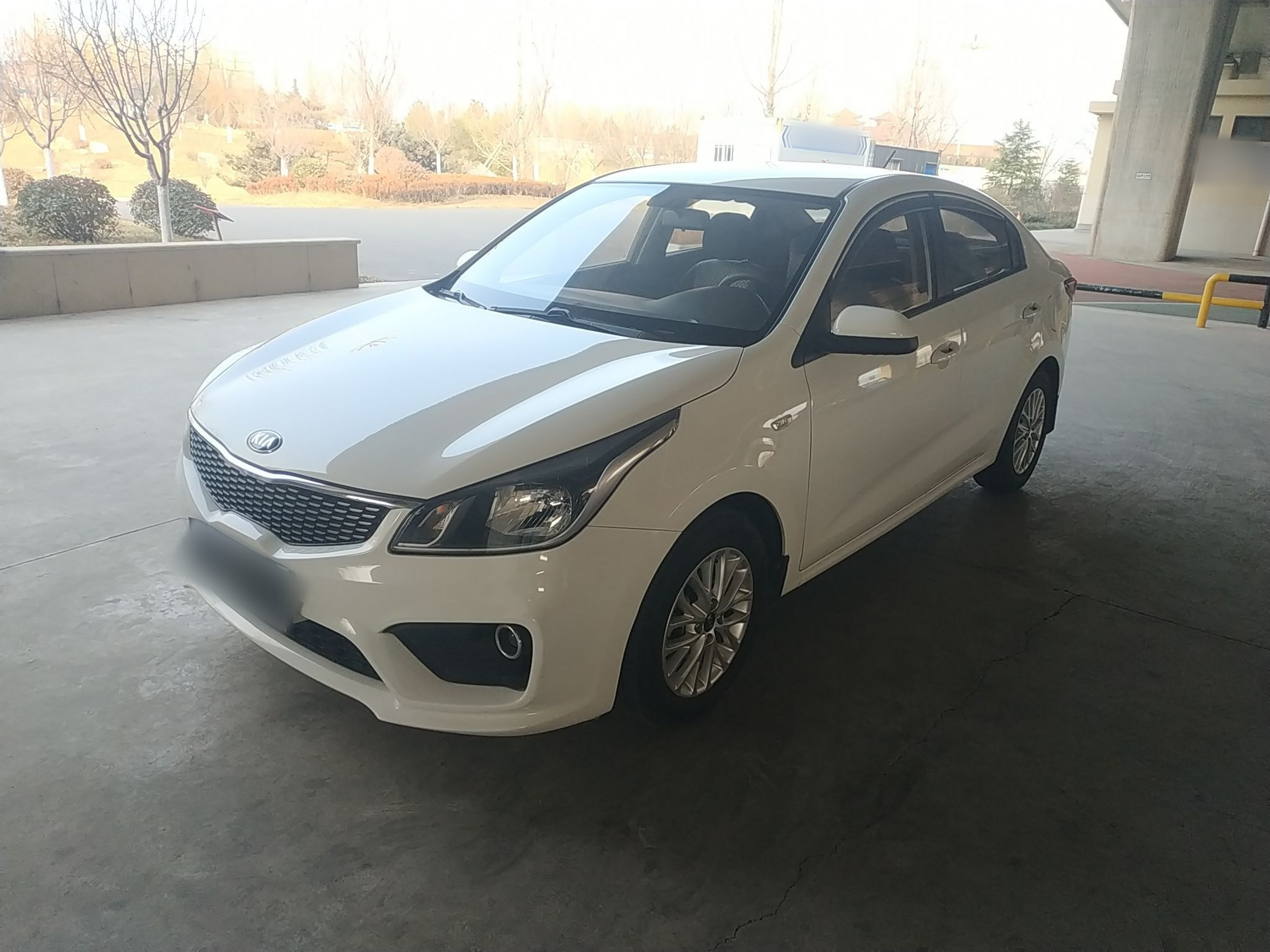 تحت مقدمة السيارة