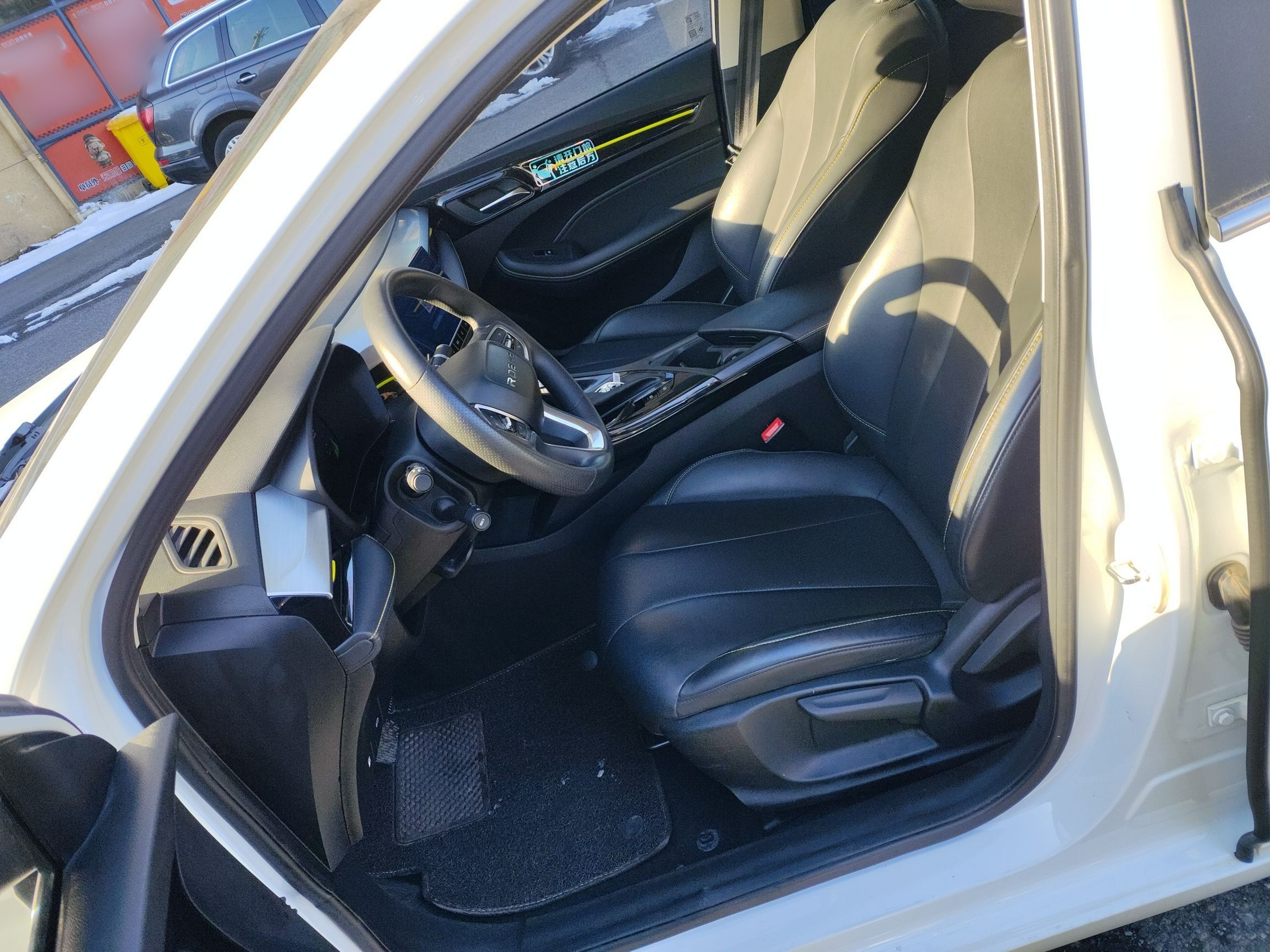 المقاعد الأمامية داخل السيارة