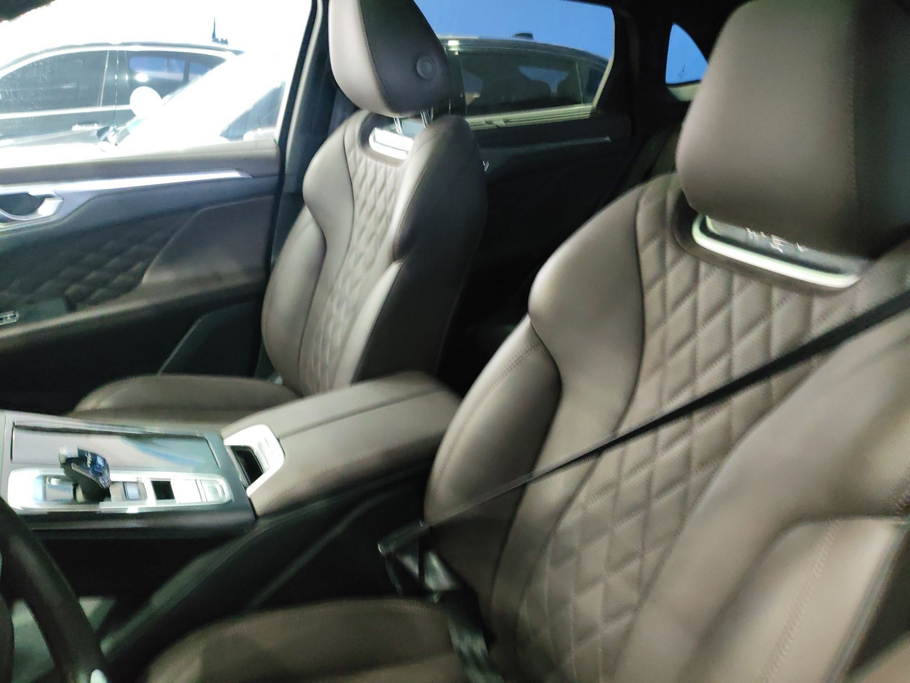 Переднее сиденье в автомобиле