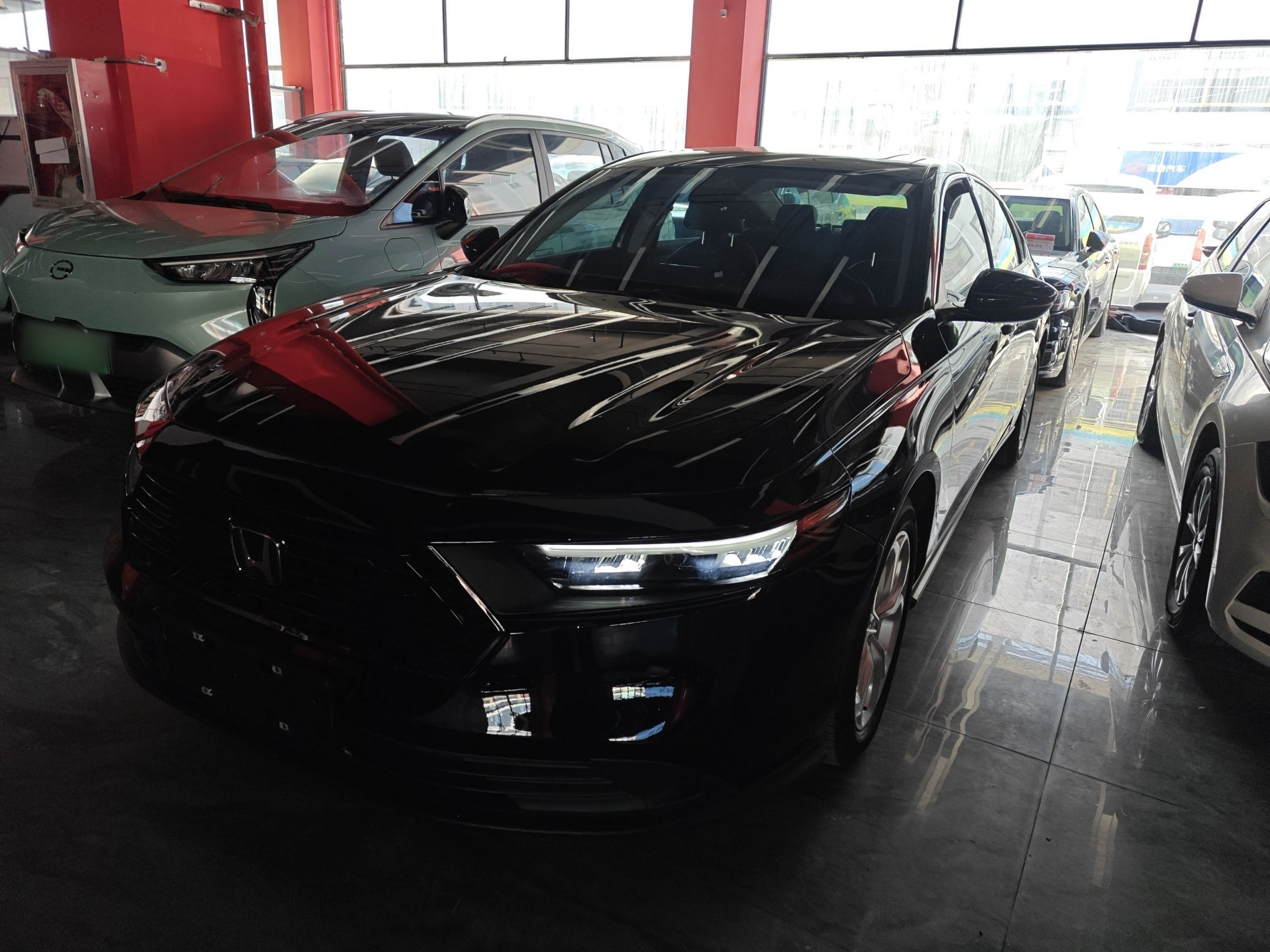 Под передней частью автомобиля