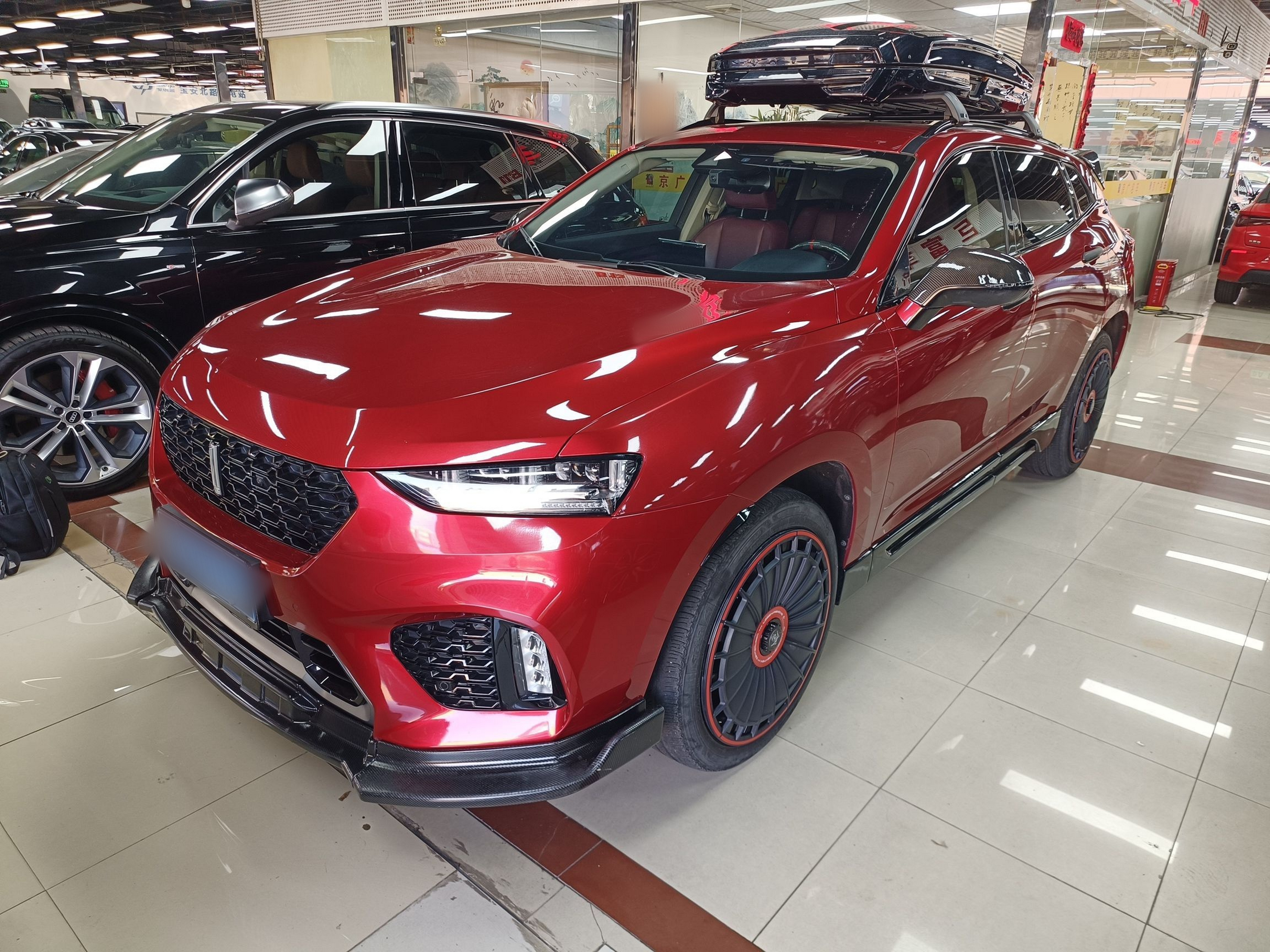 تحت مقدمة السيارة