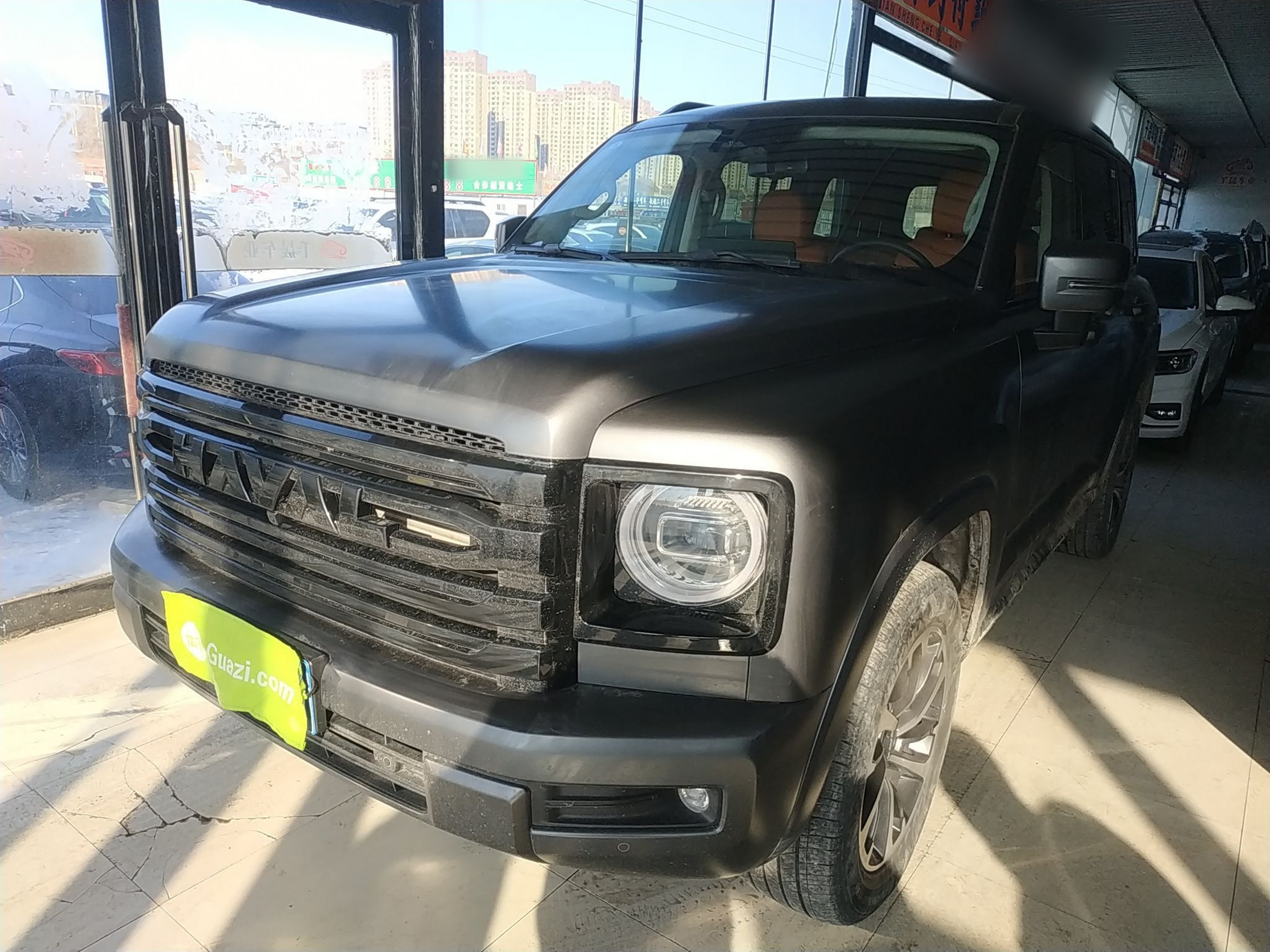 تحت مقدمة السيارة