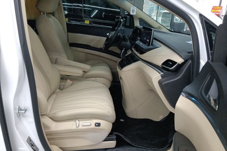 Used Buick GL8 2023 Facelifted Land Cruiser Executive Luxury Version
