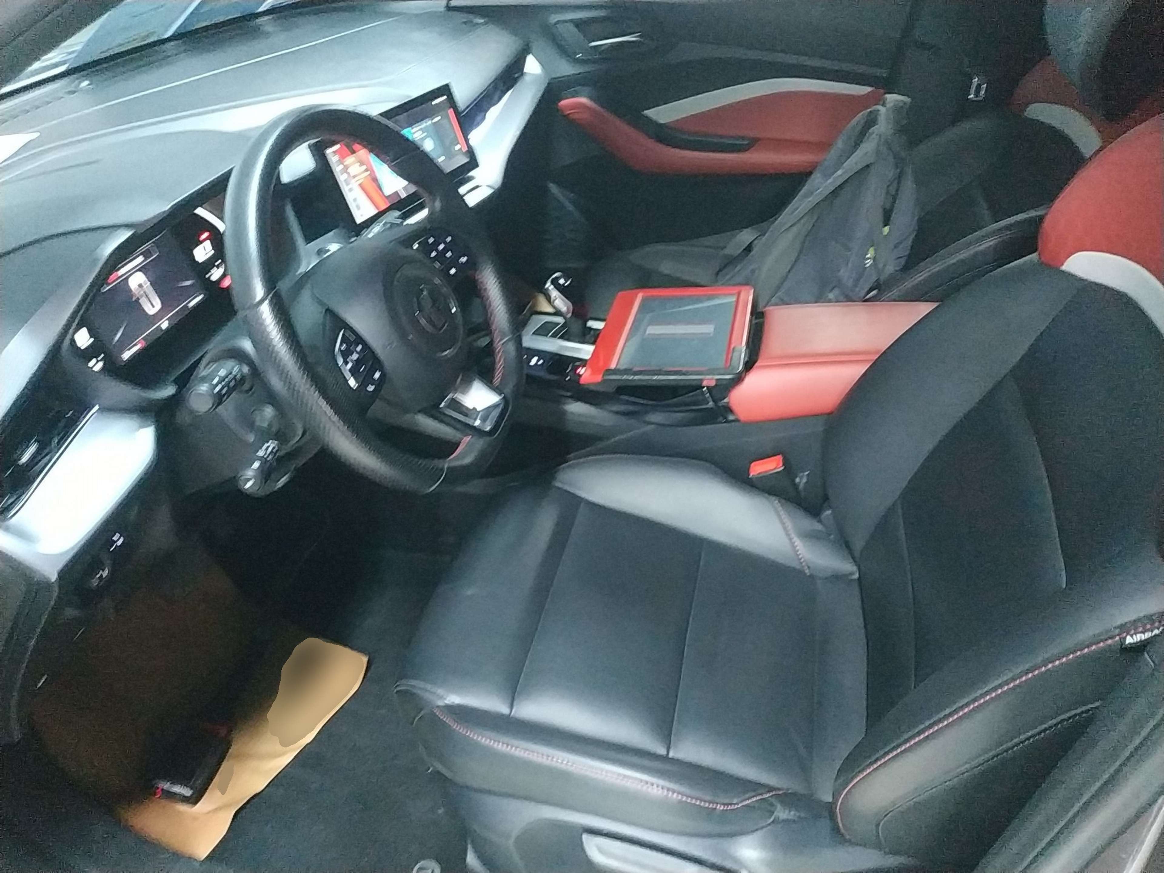 المقاعد الأمامية داخل السيارة