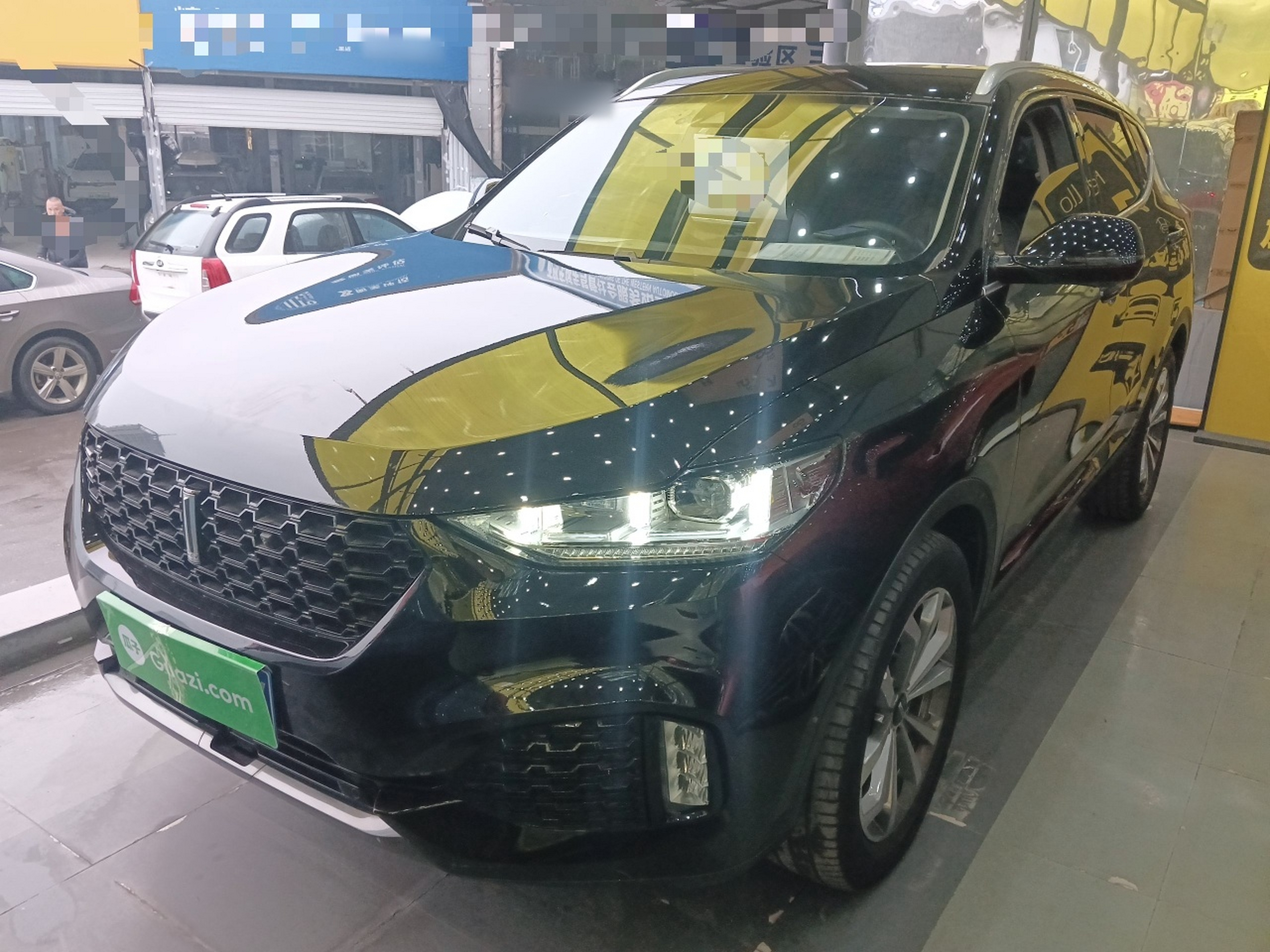 تحت مقدمة السيارة