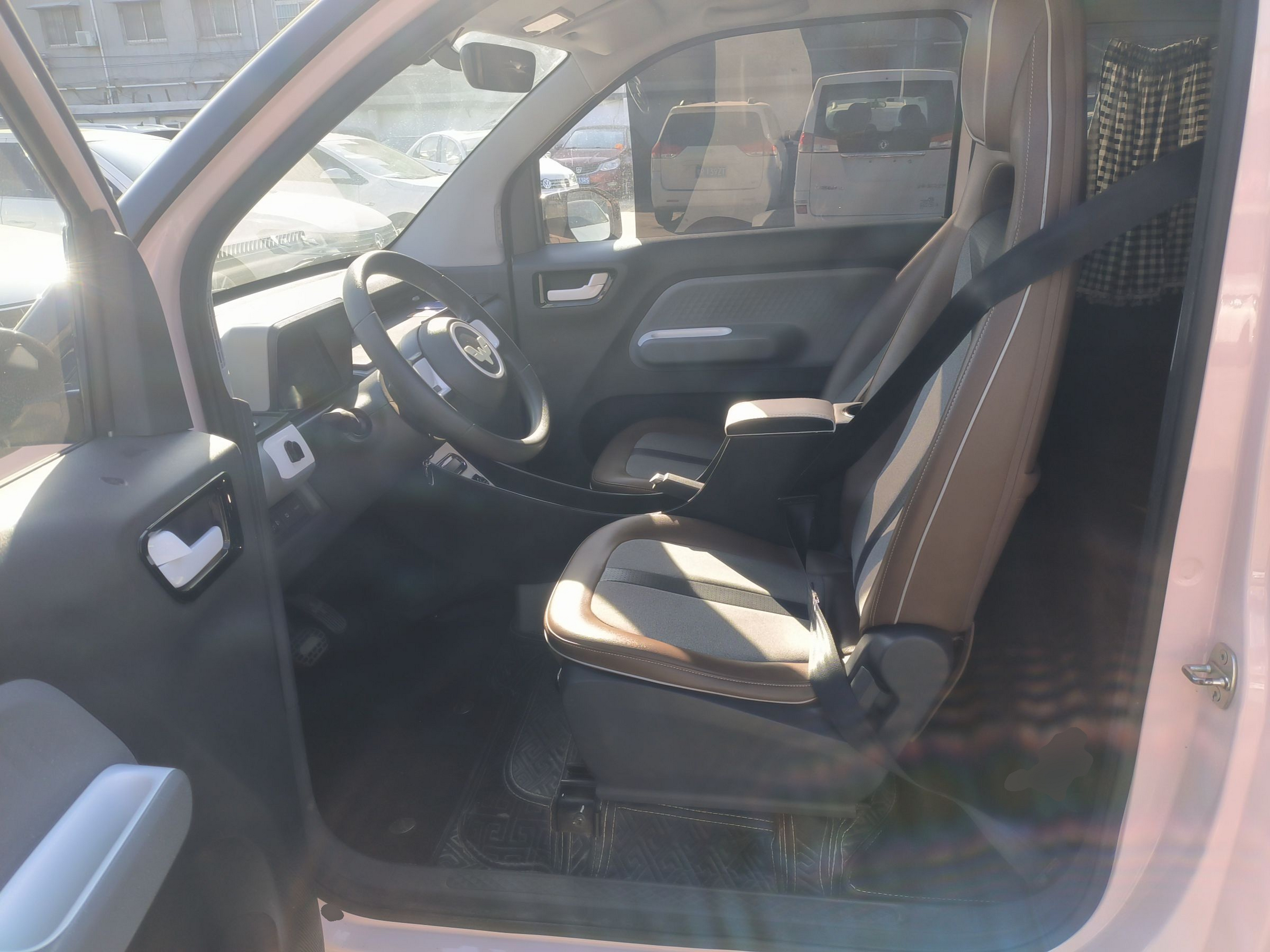 المقاعد الأمامية داخل السيارة