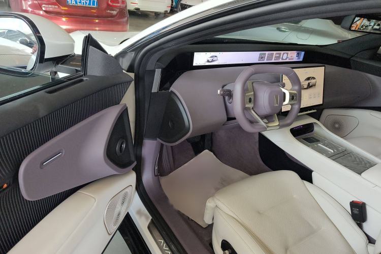 Used  12 2024 700 Three-Laser Rear-Wheel Drive Luxury Edition
