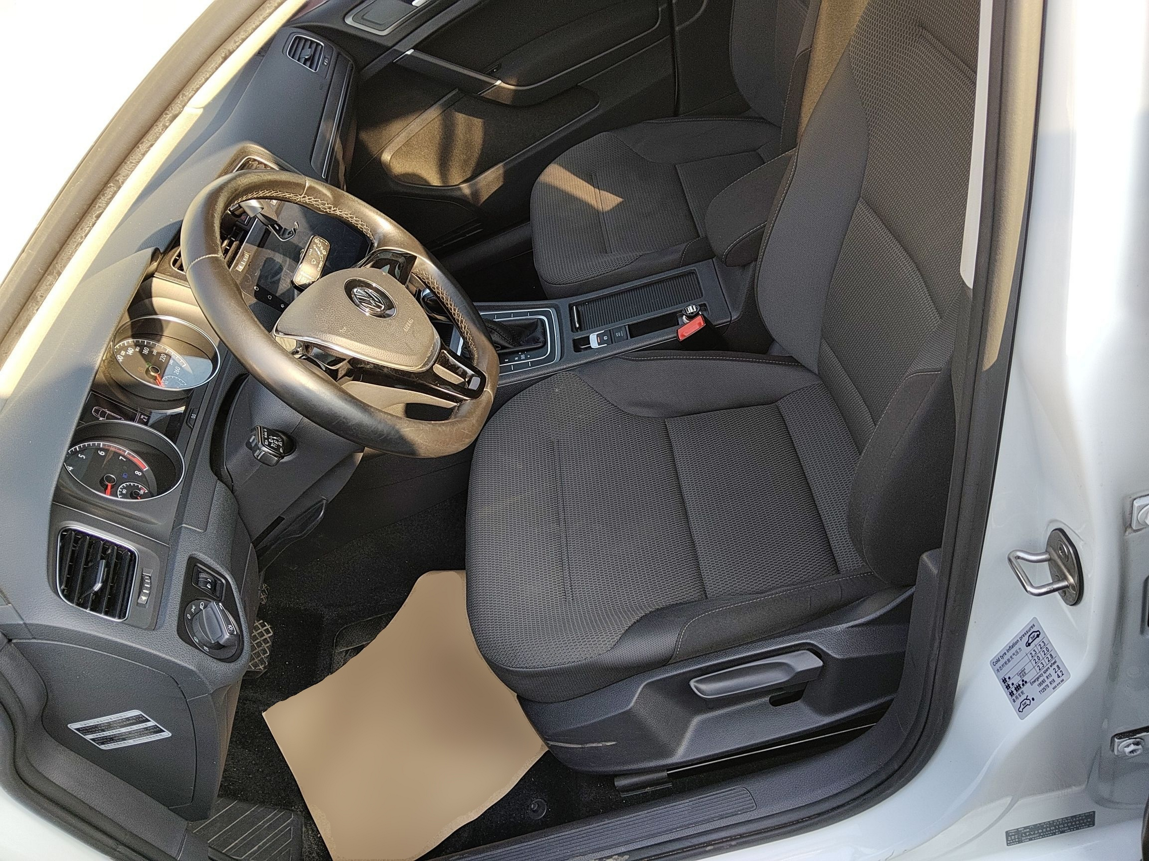 Переднее сиденье в автомобиле