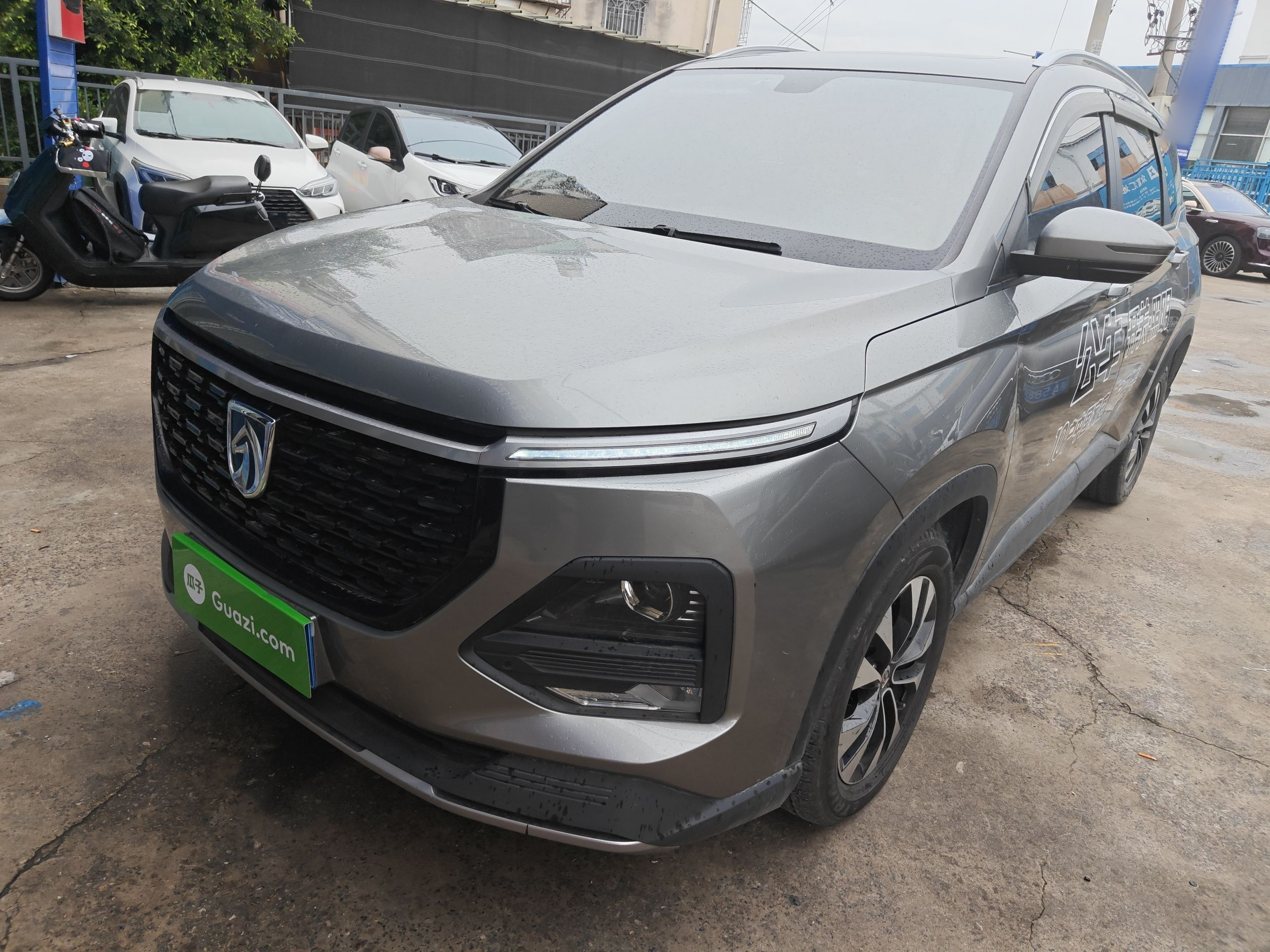 Под передней частью автомобиля