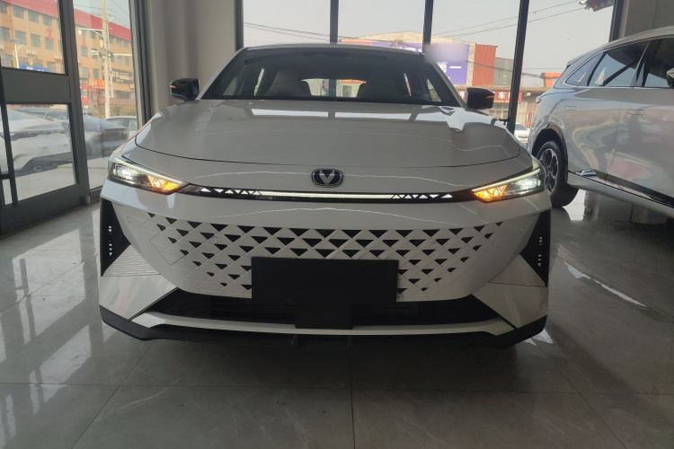 Used Changan UNI-V iDD 2024 Blue Whale Smart Electric iDD 136km ZhiKu Model
