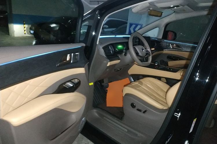 Used Denza D9 2022 DM-i 1040 Prestige Model