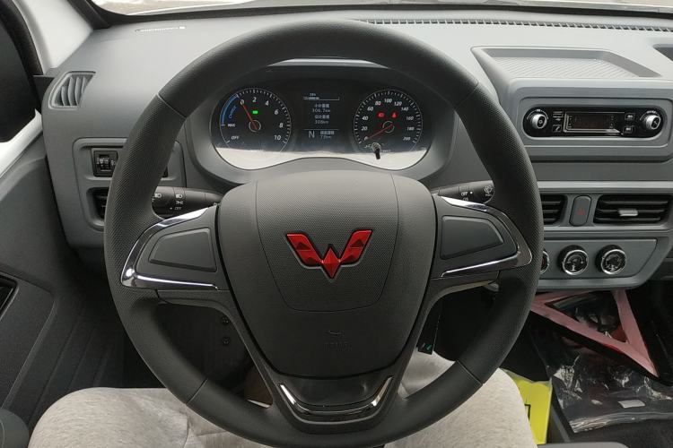 Used Wuling Yangguang 2024 300KM Comfort Version Passenger Van 75kW