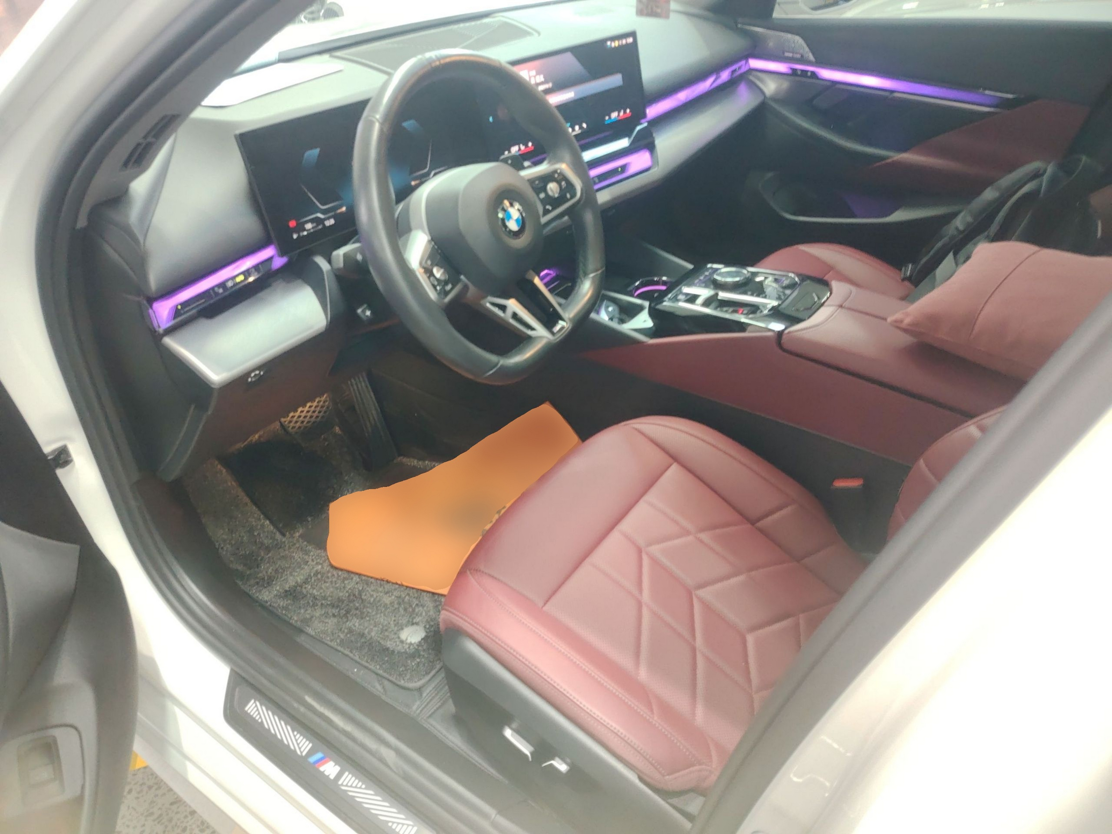 المقاعد الأمامية داخل السيارة