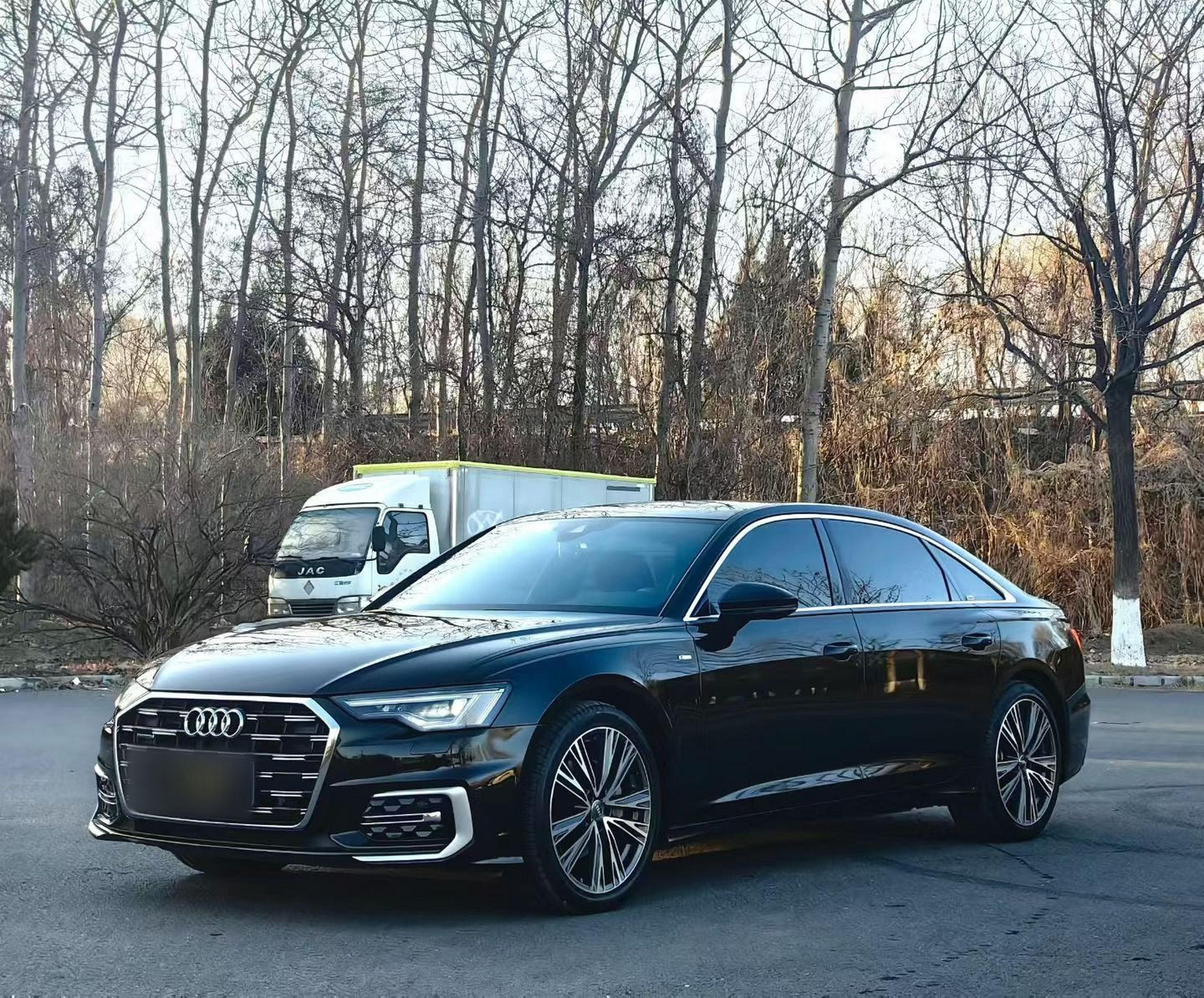 Под передней частью автомобиля