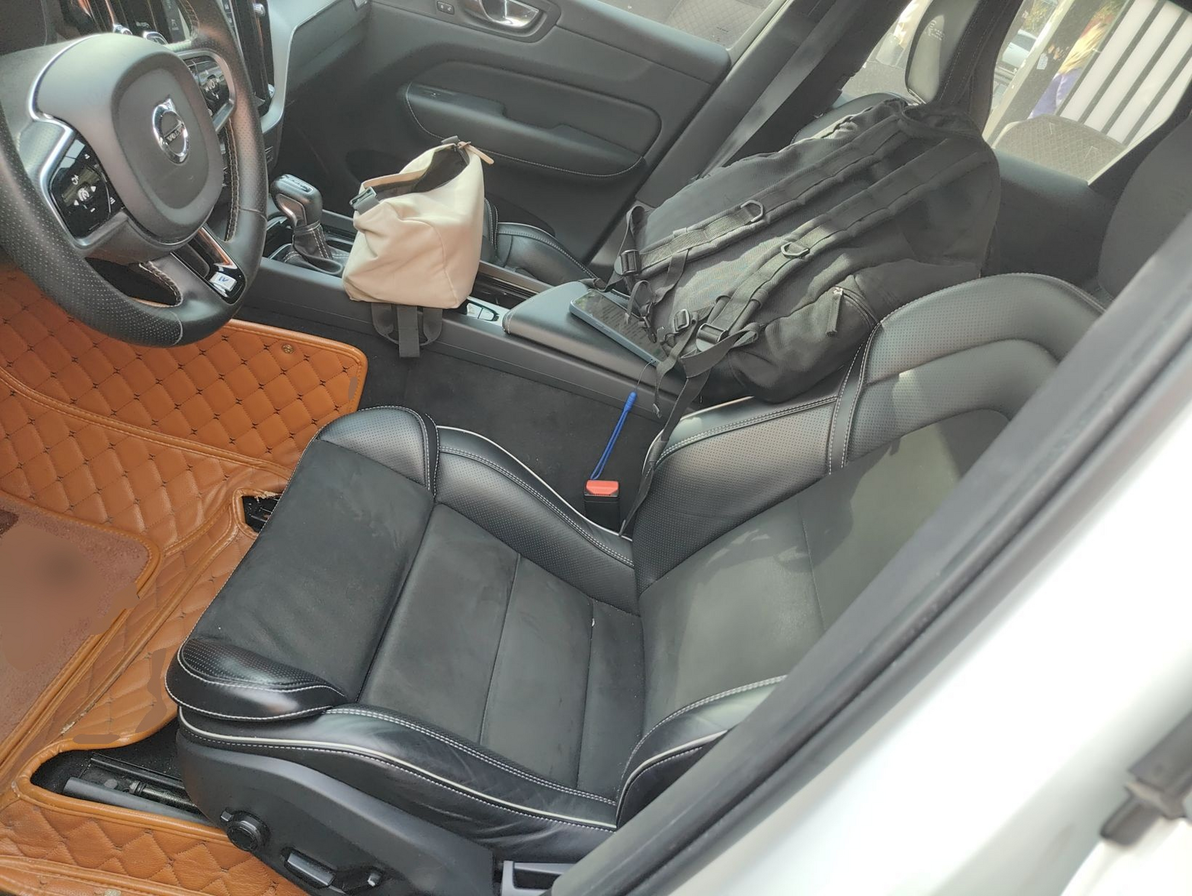 Переднее сиденье в автомобиле