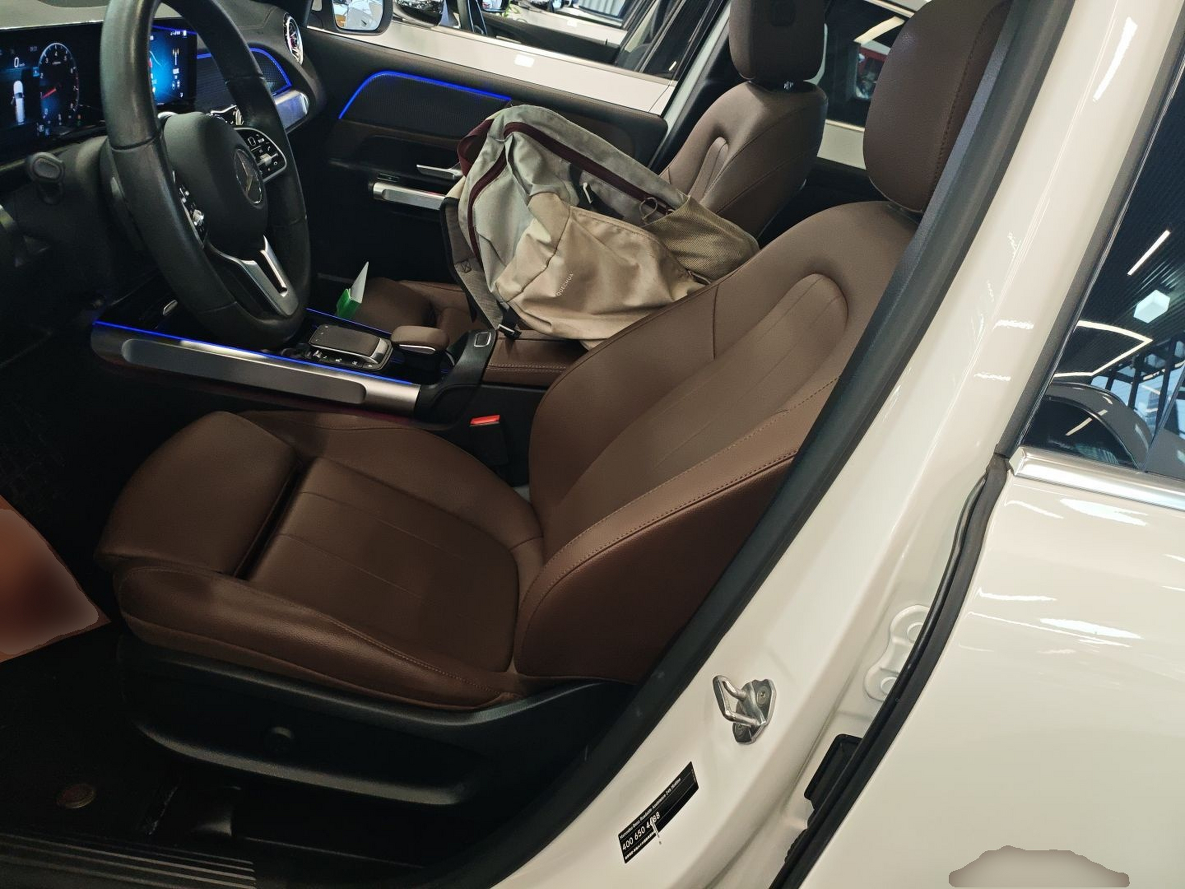 المقاعد الأمامية داخل السيارة