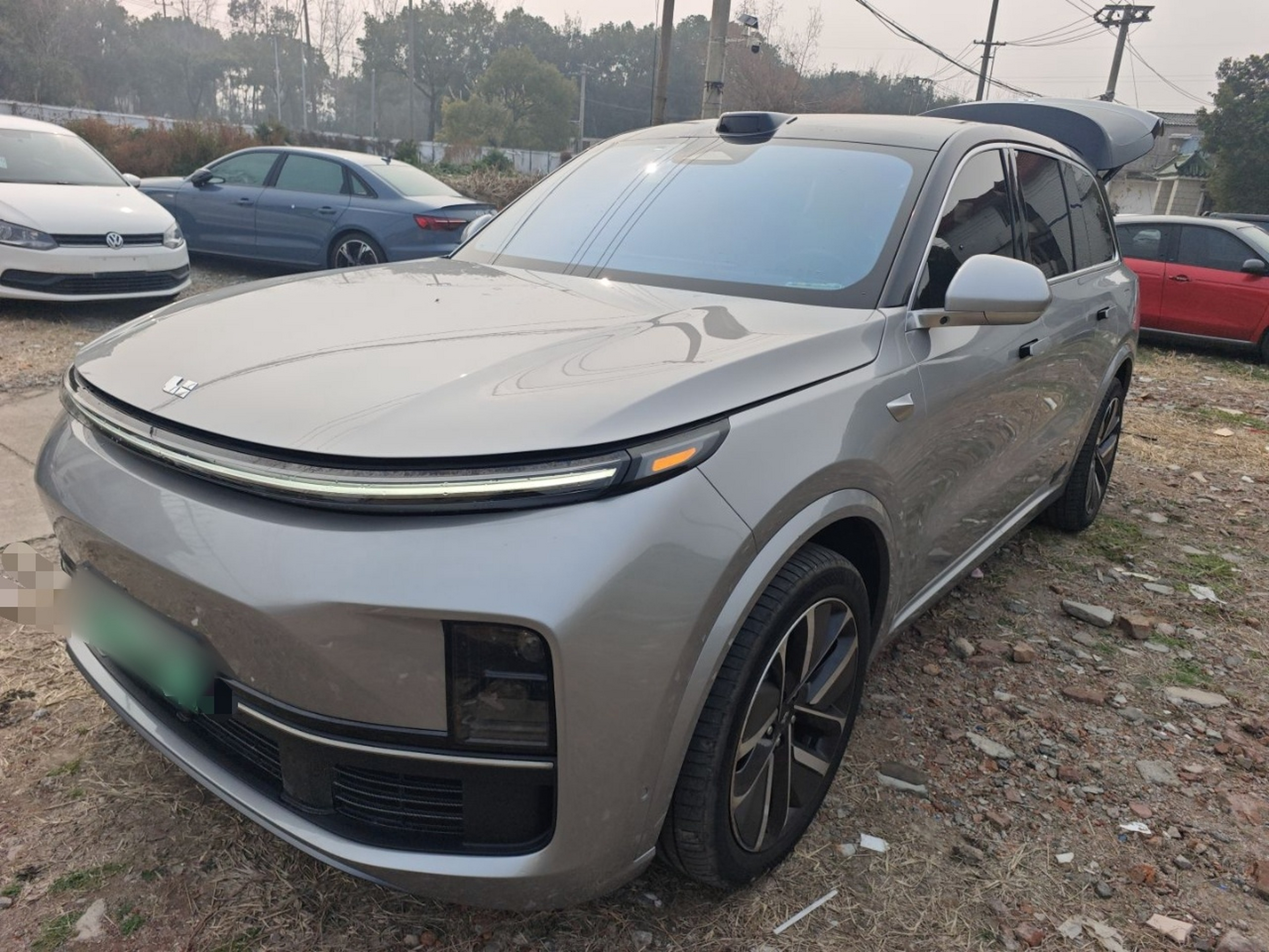 تحت مقدمة السيارة