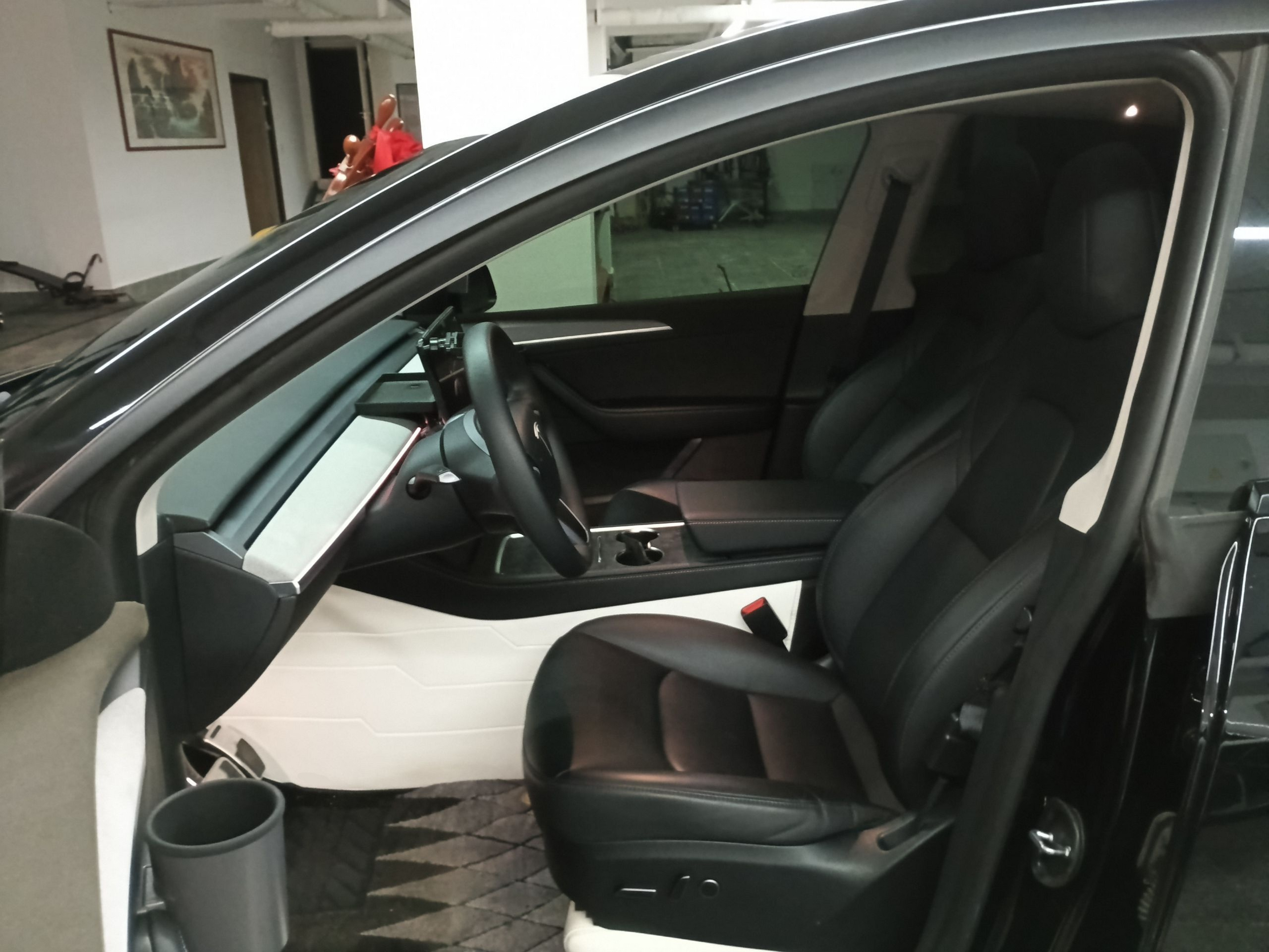 Переднее сиденье в автомобиле