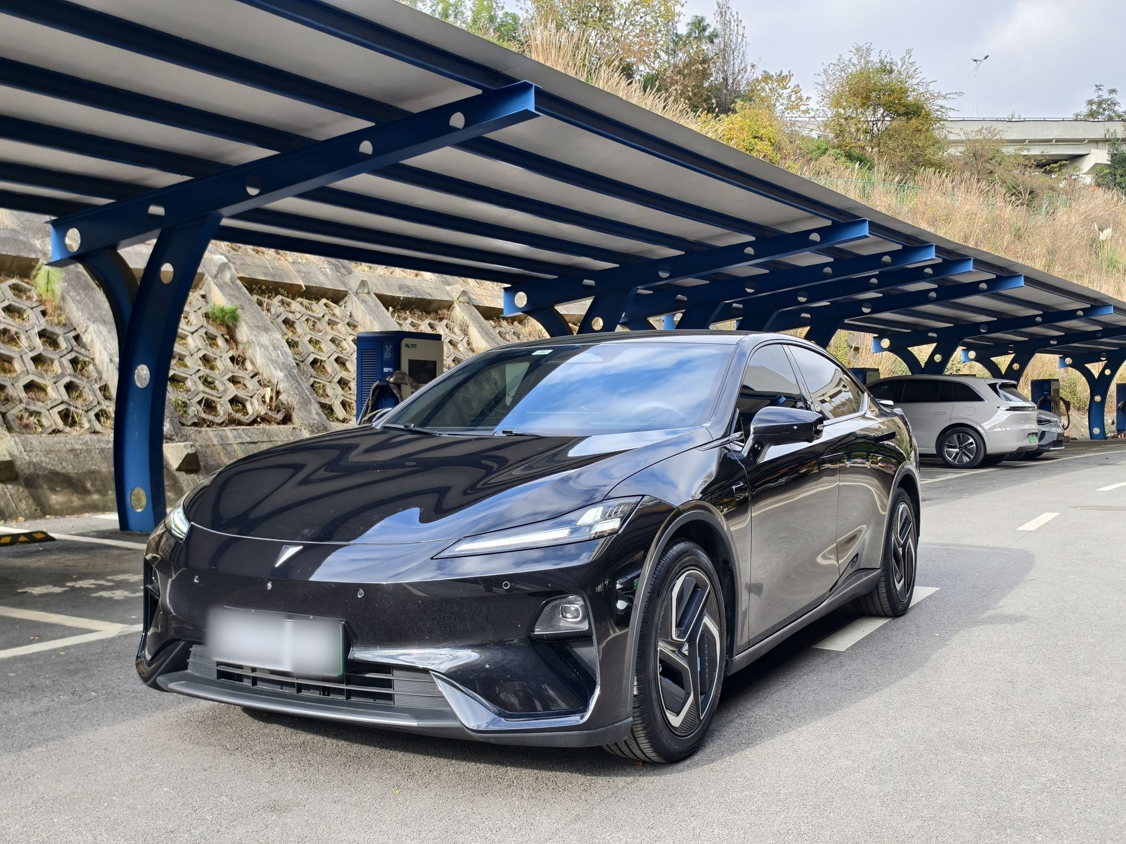 Под передней частью автомобиля