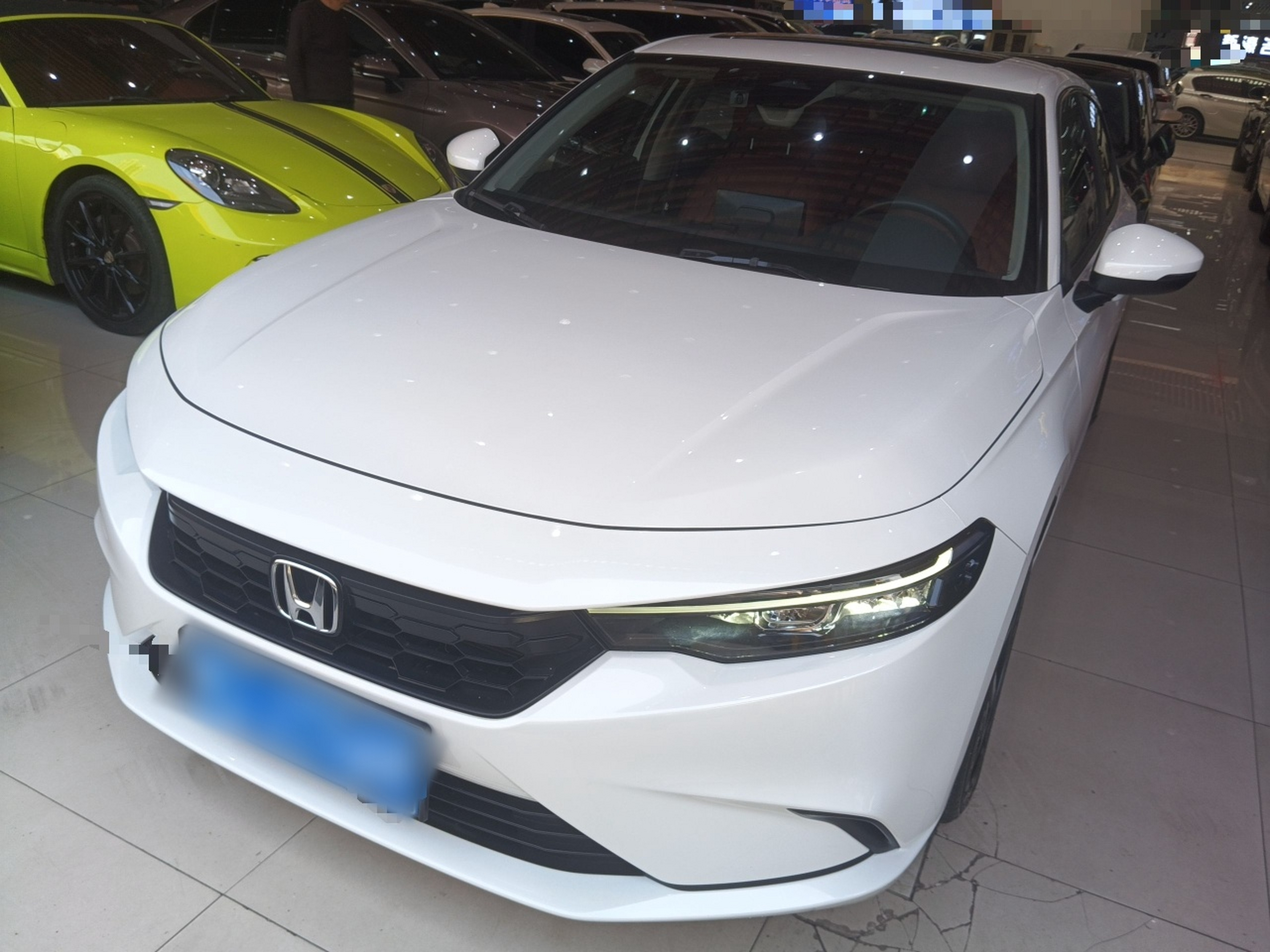 Под передней частью автомобиля