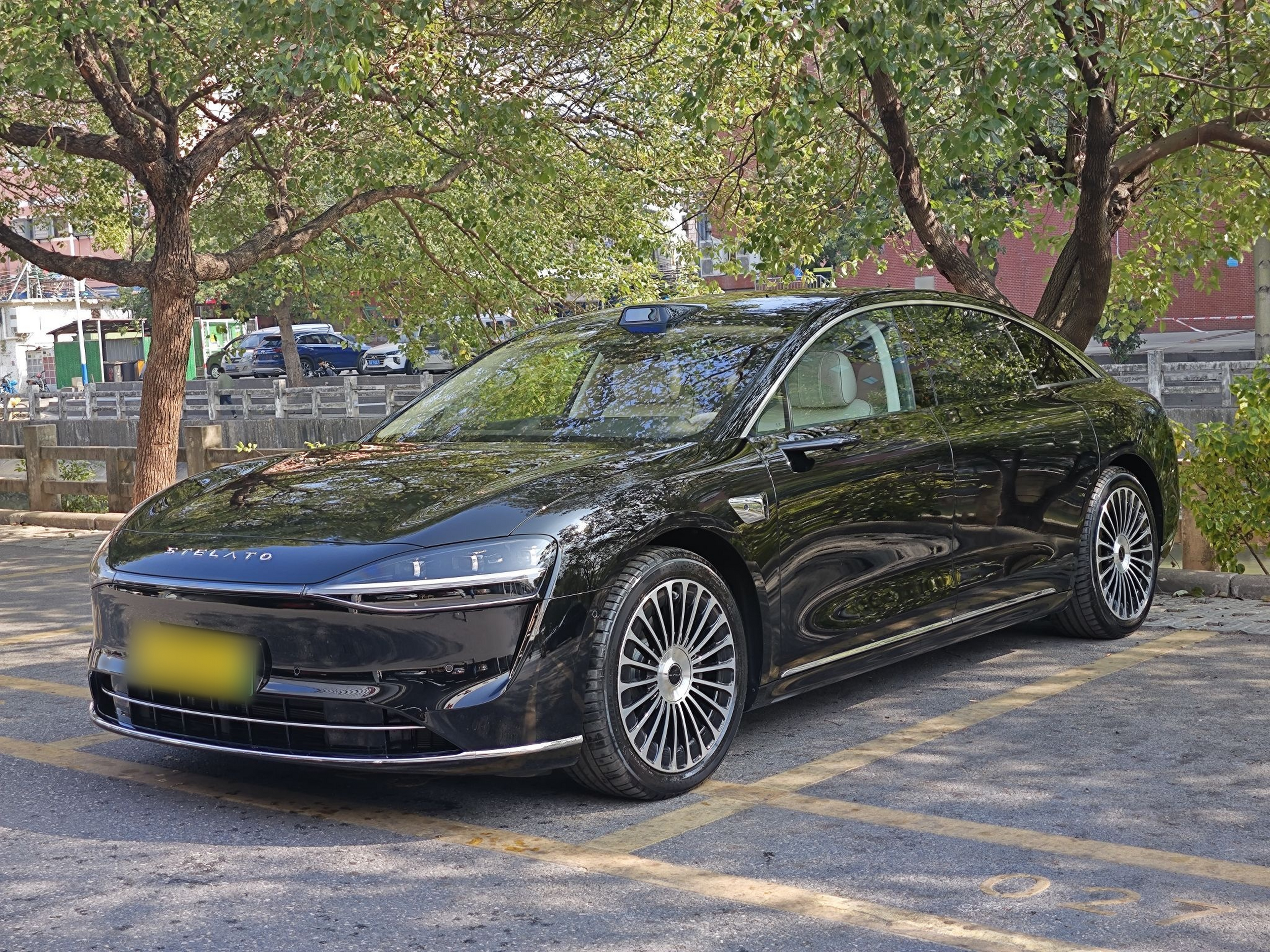 Под передней частью автомобиля