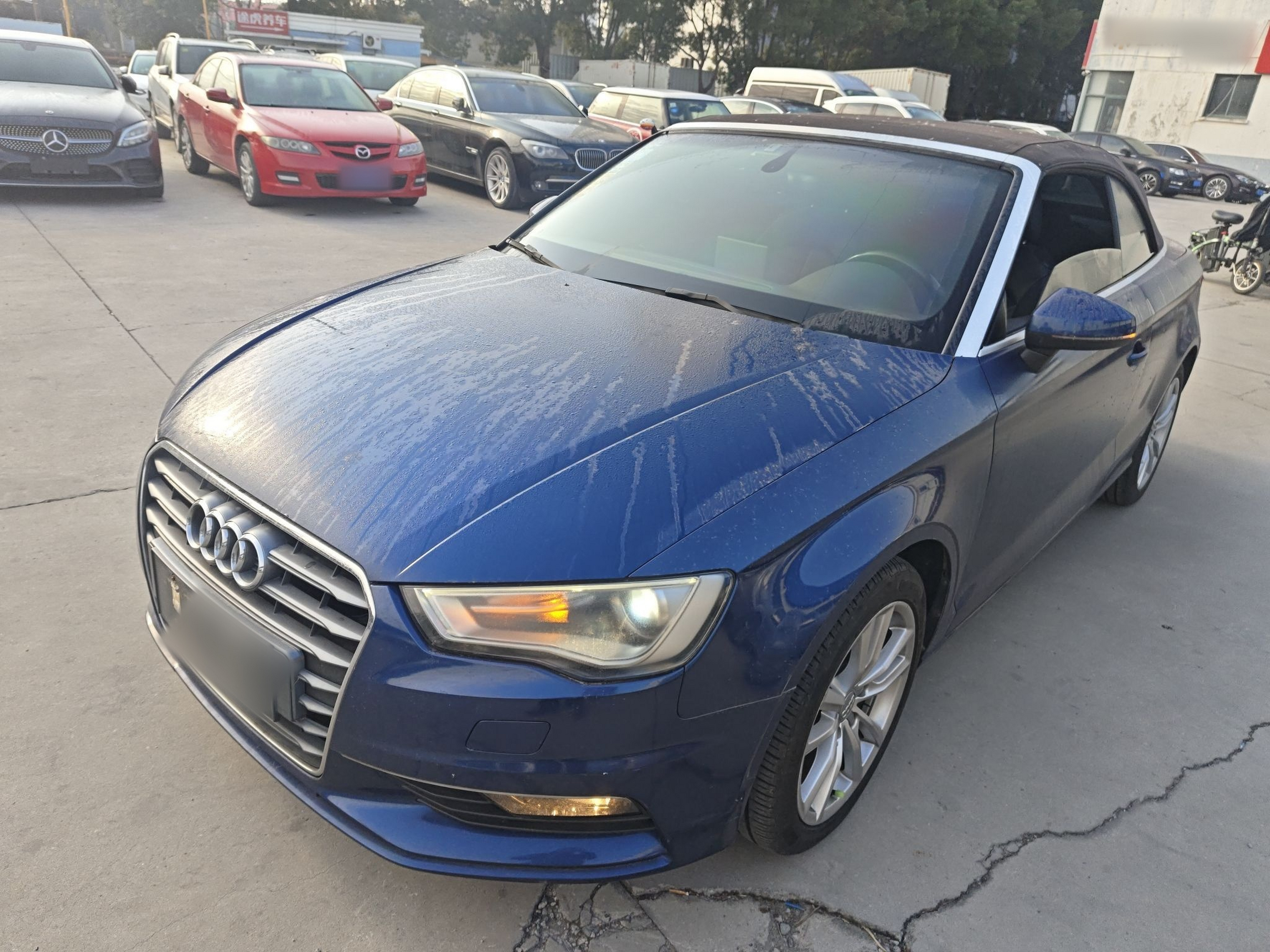 تحت مقدمة السيارة