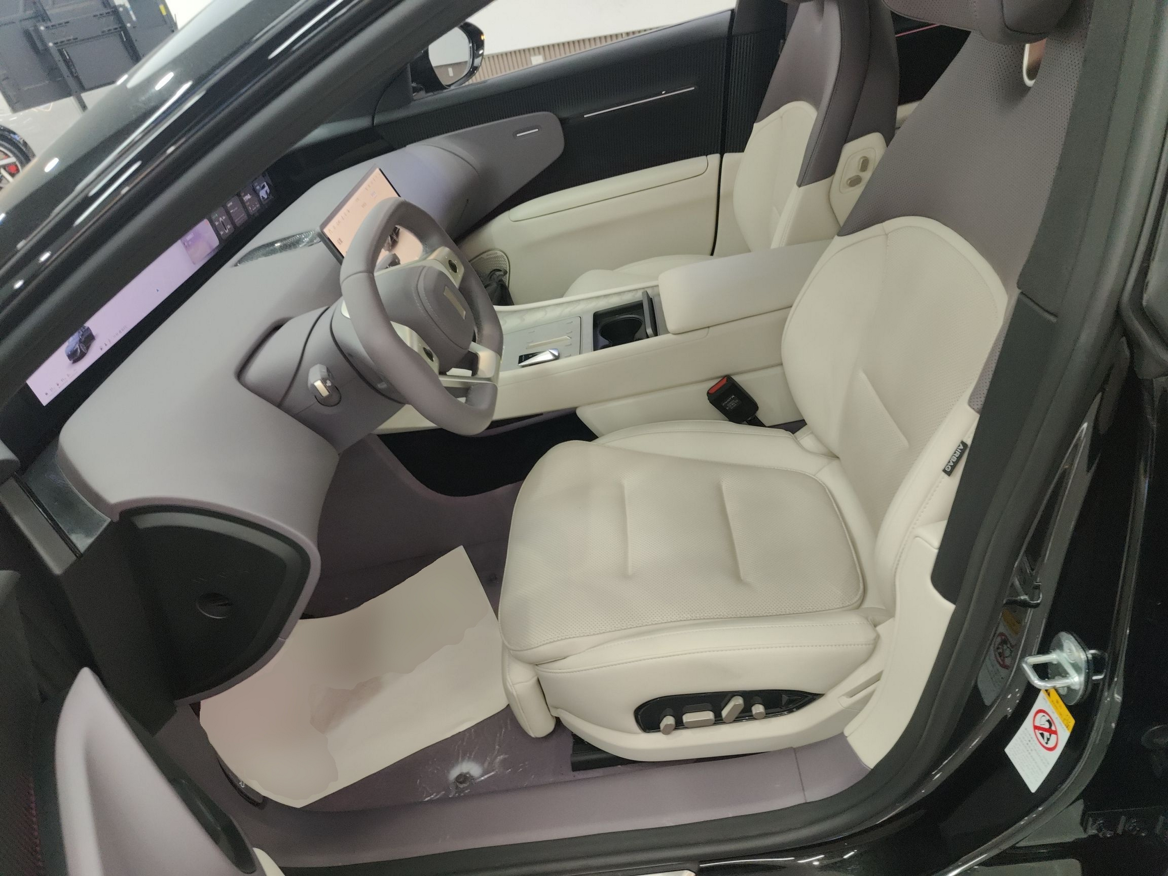 Переднее сиденье в автомобиле