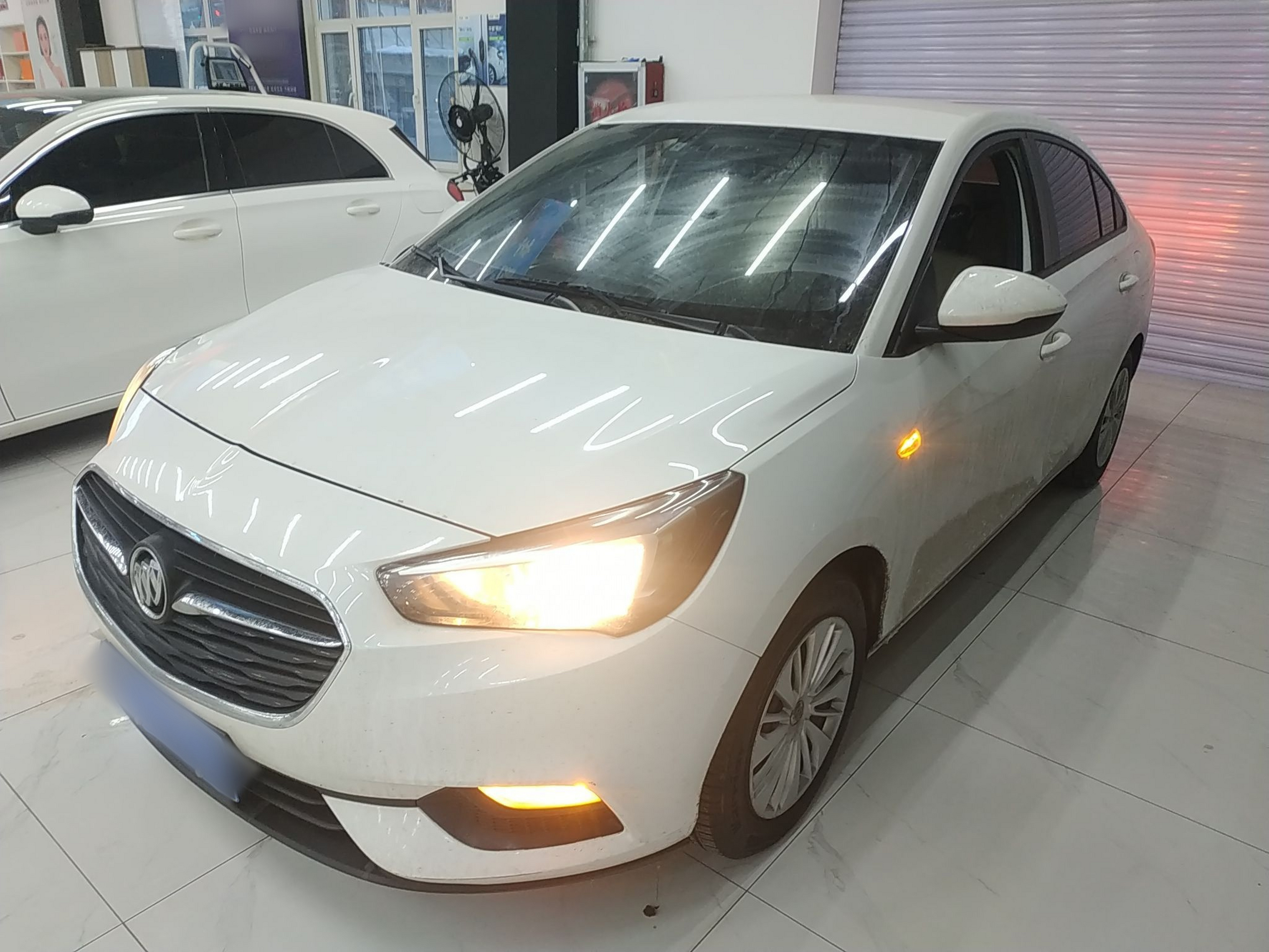 تحت مقدمة السيارة