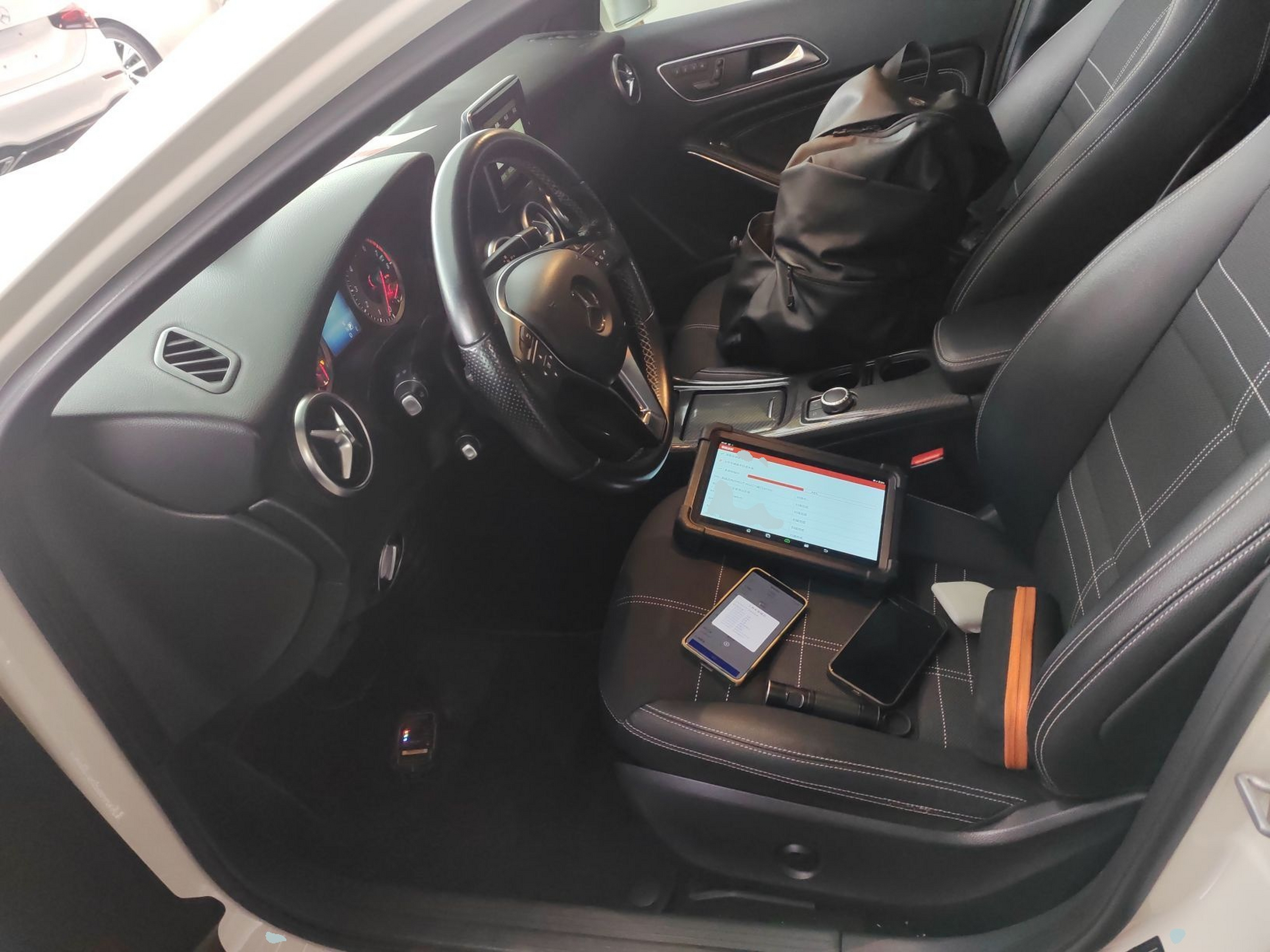 المقاعد الأمامية داخل السيارة