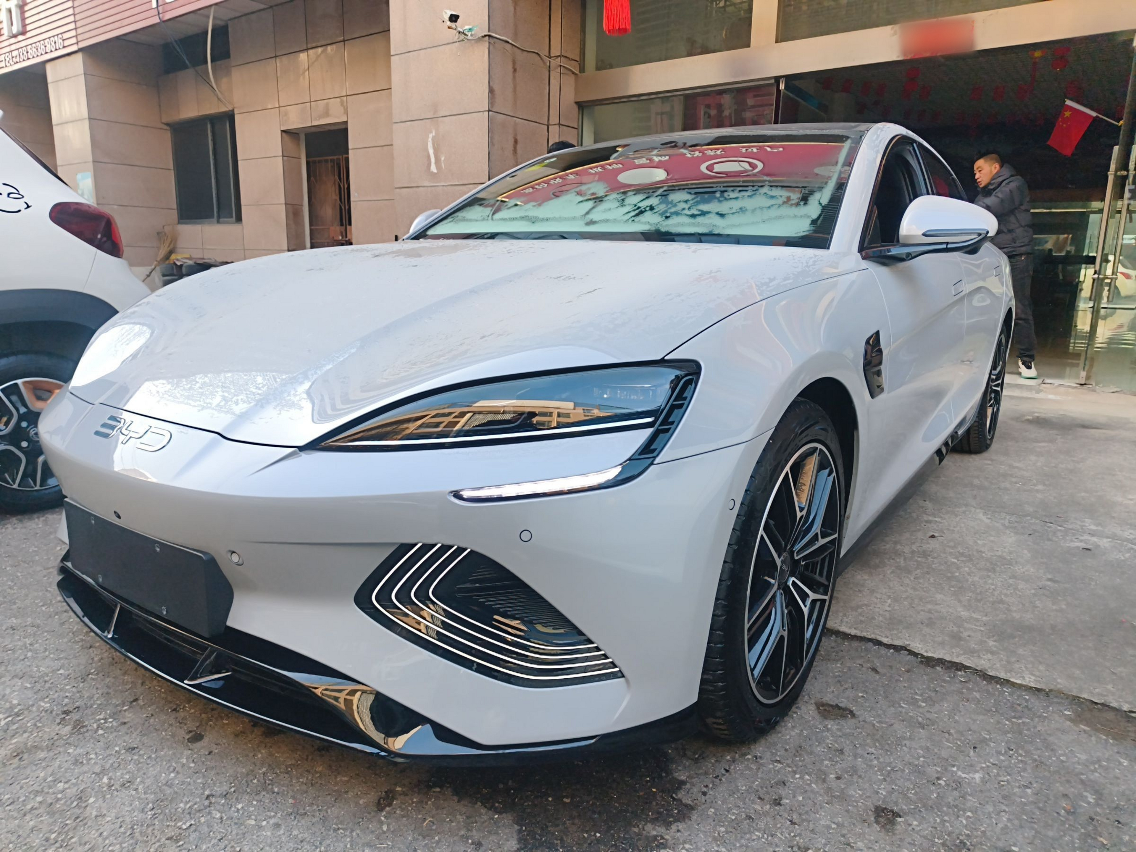 تحت مقدمة السيارة